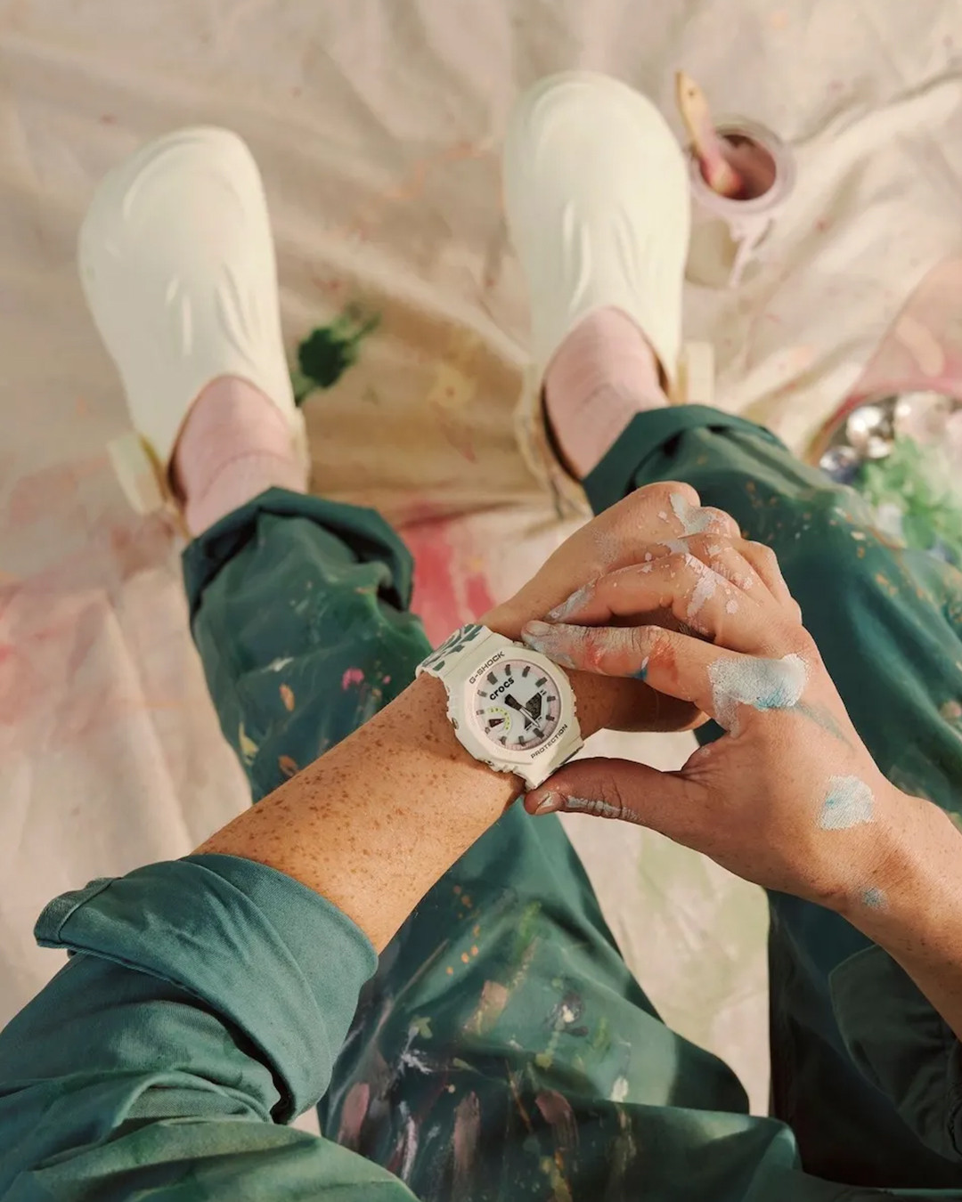 크록스 x 지샥, 시계가 붙은 크록스⌚👟
크록스와 지샥이 만나 지금껏 본 적 없는 혁신적인 아이템이 등장했습니다.
신발과 시계라는 이질적인 두 아이템이 결합된 이번 Echo Wave G-SHOCK Edition은 기술과 디자인, 기능성과 스타일을 모두 아우르는 새로운 형태의 제품입니다.
이번 모델은 지샥 특유의 견고한 감성과 크록스의 편안한 착화감을 동시에 담아냈습니다.
주목할 부분은 바로 신발에 부착 가능한 진짜 지샥 시계 모듈로 신발에 부착하거나 손목에 장착해 사용할 수 있는 탈착형 구조로 설계되었습니다.
이제는 시계를 발에도 찰 수 있는 시대😎 이미지5