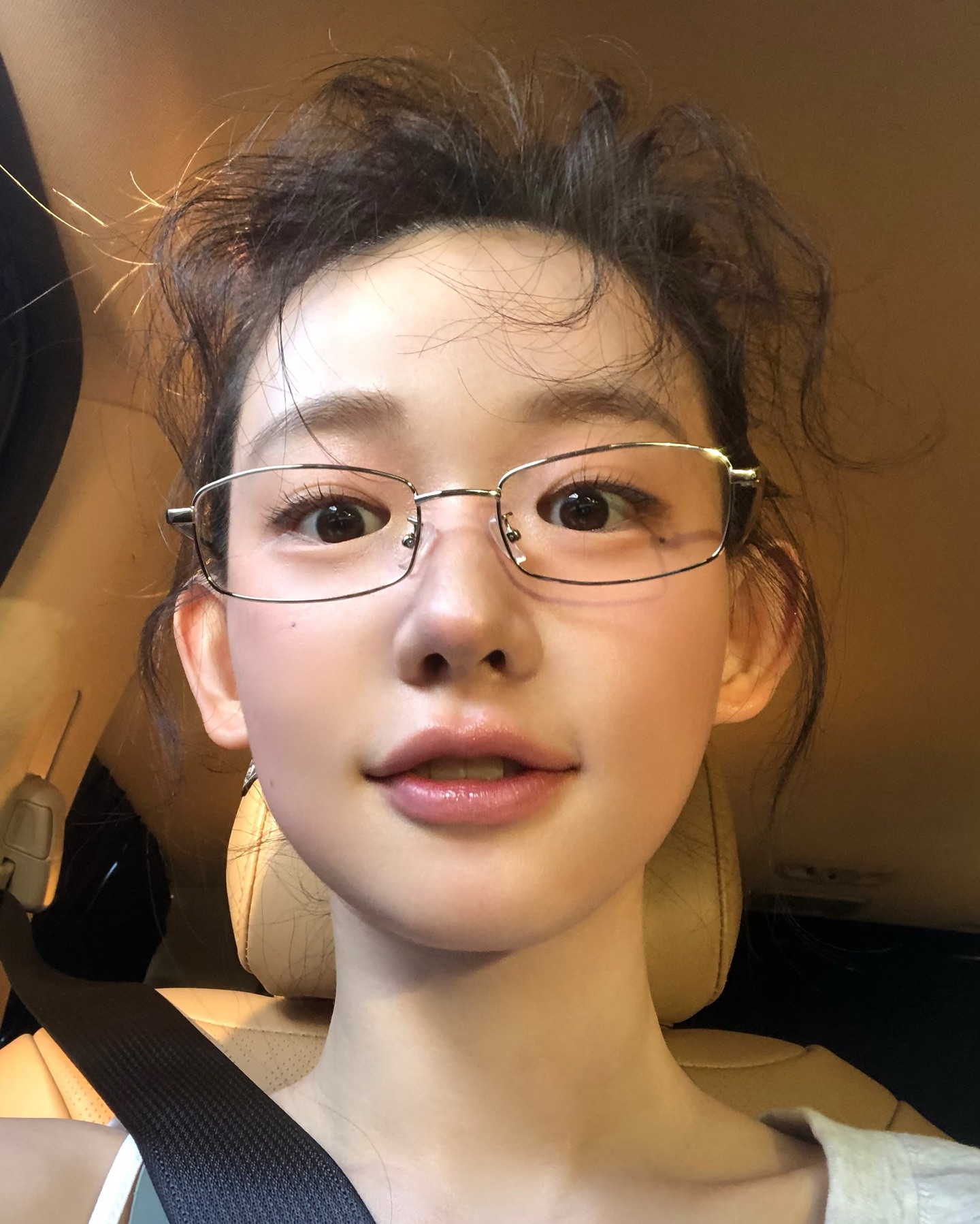 자다 일어났는데 트렌드 헤어❓
셀럽들이 픽한 부시시한 컬의 '고스트 컬'✨ 이미지9
