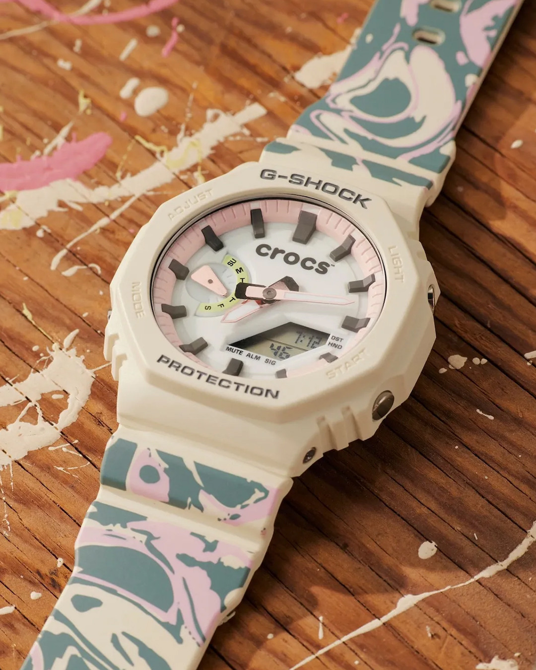 크록스 x 지샥, 시계가 붙은 크록스⌚👟
크록스와 지샥이 만나 지금껏 본 적 없는 혁신적인 아이템이 등장했습니다.
신발과 시계라는 이질적인 두 아이템이 결합된 이번 Echo Wave G-SHOCK Edition은 기술과 디자인, 기능성과 스타일을 모두 아우르는 새로운 형태의 제품입니다.
이번 모델은 지샥 특유의 견고한 감성과 크록스의 편안한 착화감을 동시에 담아냈습니다.
주목할 부분은 바로 신발에 부착 가능한 진짜 지샥 시계 모듈로 신발에 부착하거나 손목에 장착해 사용할 수 있는 탈착형 구조로 설계되었습니다.
이제는 시계를 발에도 찰 수 있는 시대😎 이미지7