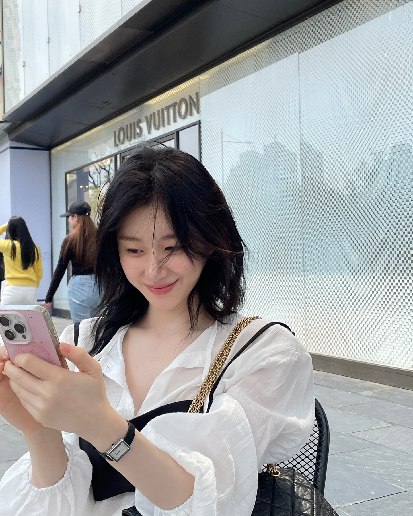 채령은 셔츠룩 장인이에요🤍🖤 이미지