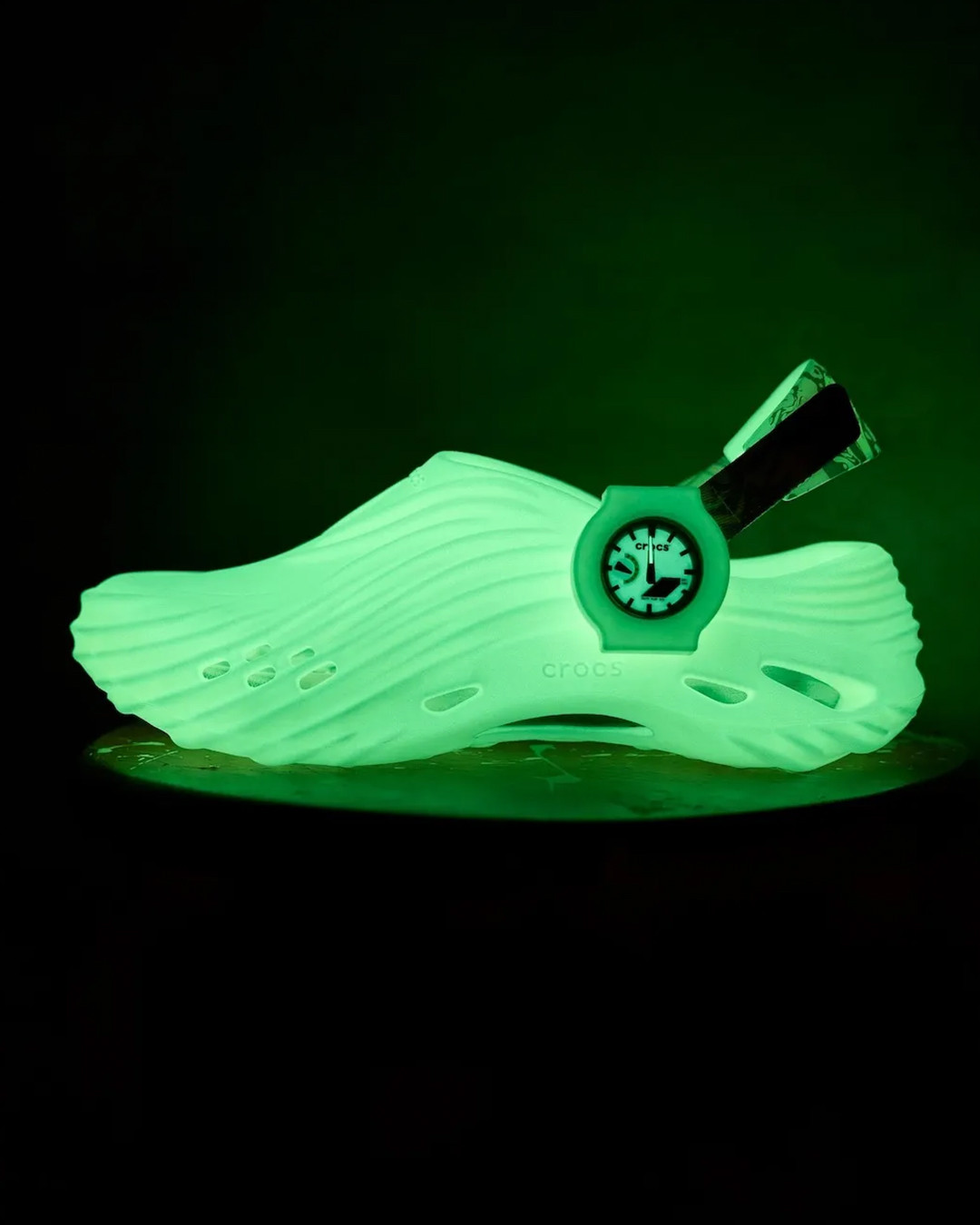 크록스 x 지샥, 시계가 붙은 크록스⌚👟
크록스와 지샥이 만나 지금껏 본 적 없는 혁신적인 아이템이 등장했습니다.
신발과 시계라는 이질적인 두 아이템이 결합된 이번 Echo Wave G-SHOCK Edition은 기술과 디자인, 기능성과 스타일을 모두 아우르는 새로운 형태의 제품입니다.
이번 모델은 지샥 특유의 견고한 감성과 크록스의 편안한 착화감을 동시에 담아냈습니다.
주목할 부분은 바로 신발에 부착 가능한 진짜 지샥 시계 모듈로 신발에 부착하거나 손목에 장착해 사용할 수 있는 탈착형 구조로 설계되었습니다.
이제는 시계를 발에도 찰 수 있는 시대😎 이미지6