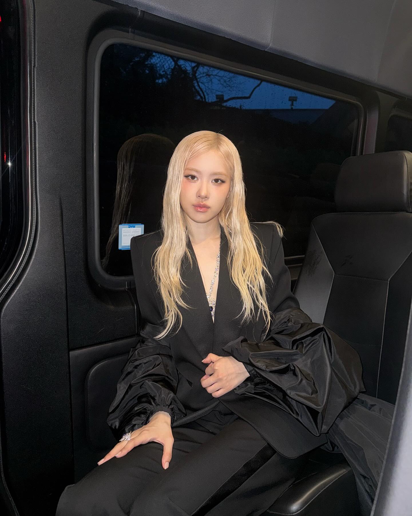자다 일어났는데 트렌드 헤어❓
셀럽들이 픽한 부시시한 컬의 '고스트 컬'✨ 이미지8