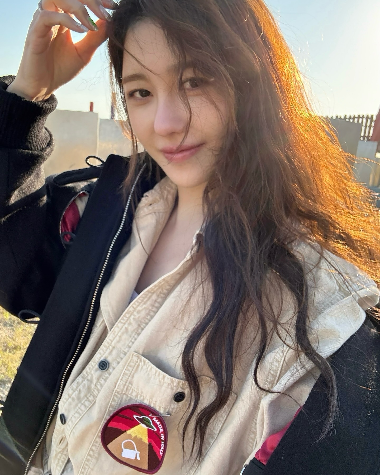 자다 일어났는데 트렌드 헤어❓
셀럽들이 픽한 부시시한 컬의 '고스트 컬'✨ 이미지3