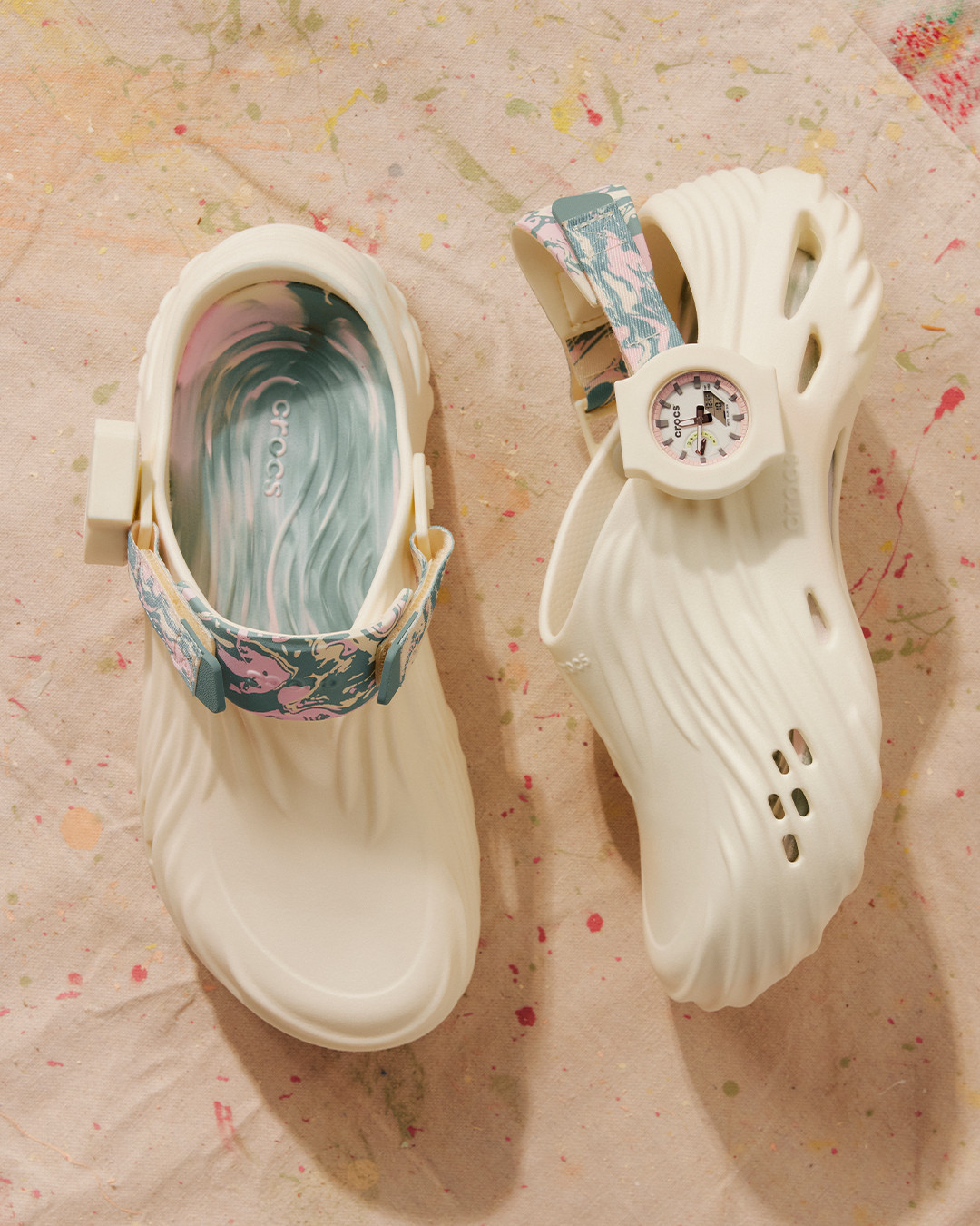 크록스 x 지샥, 시계가 붙은 크록스⌚👟
크록스와 지샥이 만나 지금껏 본 적 없는 혁신적인 아이템이 등장했습니다.
신발과 시계라는 이질적인 두 아이템이 결합된 이번 Echo Wave G-SHOCK Edition은 기술과 디자인, 기능성과 스타일을 모두 아우르는 새로운 형태의 제품입니다.
이번 모델은 지샥 특유의 견고한 감성과 크록스의 편안한 착화감을 동시에 담아냈습니다.
주목할 부분은 바로 신발에 부착 가능한 진짜 지샥 시계 모듈로 신발에 부착하거나 손목에 장착해 사용할 수 있는 탈착형 구조로 설계되었습니다.
이제는 시계를 발에도 찰 수 있는 시대😎 이미지3