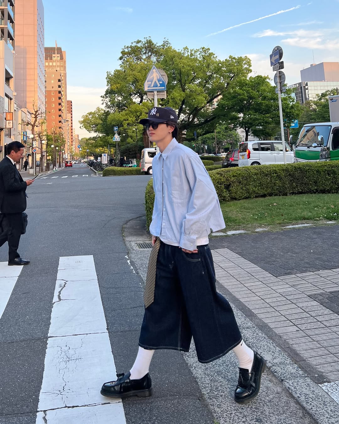 파란 줄무늬에 반바지 고 이미지
