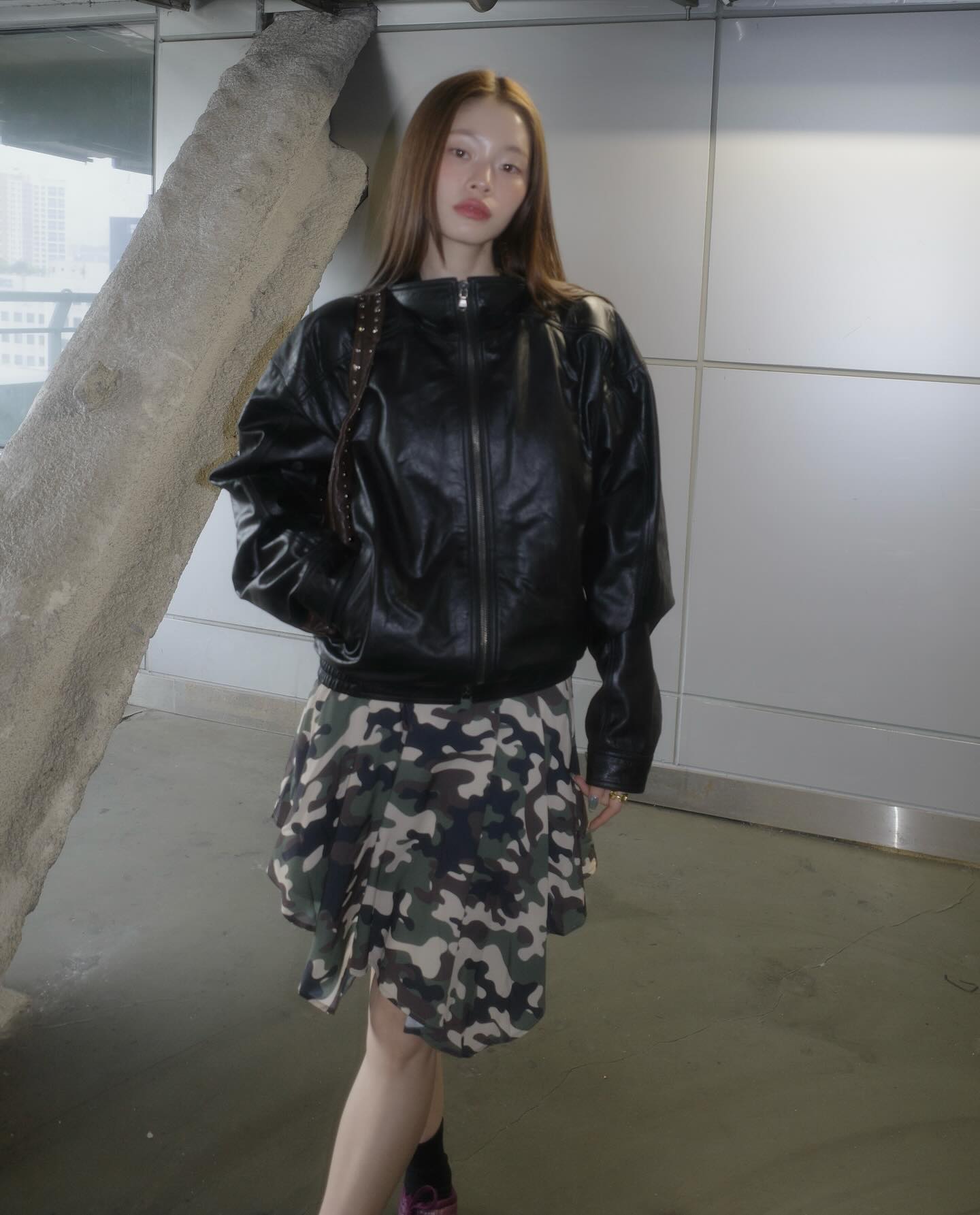 돌고 도는 패션 세계💫

요즘 다시 주목받는 패션 아이템들을 보면, 어딘가 익숙하면서도 새롭게 느껴집니다. 마치 엄마의 오래된 사진 속에서, 혹은 옷장 깊숙이 잠들어 있던 아이템들이 다시 소환된 듯한 분위기인데요.

오늘은 그런 복고 감성을 담은 핫한 트렌드템 4가지를 소개해드릴게요.❤️

1. 일자핏 데님
- 한때 대세였던 와이드 팬츠를 지나, 다시 주목받는 일자핏 데님은 깔끔한 실루엣 덕분에 어떤 상의와도 잘 어울리며 데일리룩에 단정한 무드를 더해줍니다.

2. 카모 플라주 패턴
- 힙한 매력이 가득한 카모 플라주는 블랙 아이템과 매치하면 쿨한 스트리트 감성을 살릴 수 있는 아이템입니다.

3. 폴카 도트 패턴
- 빈티지하면서도 러블리한 폴카 도트는 팬츠나 스타킹 등 다양한 아이템과 믹스매치해 발랄한 레트로룩으로 연출할 수 있습니다.

4. 웨지 스니커즈
- 키높이는 물론 스타일까지 챙긴 웨지 스니커즈는 청바지나 스커트에 매치하면 Y2K 무드를 살릴 수 있습니다. 이미지3