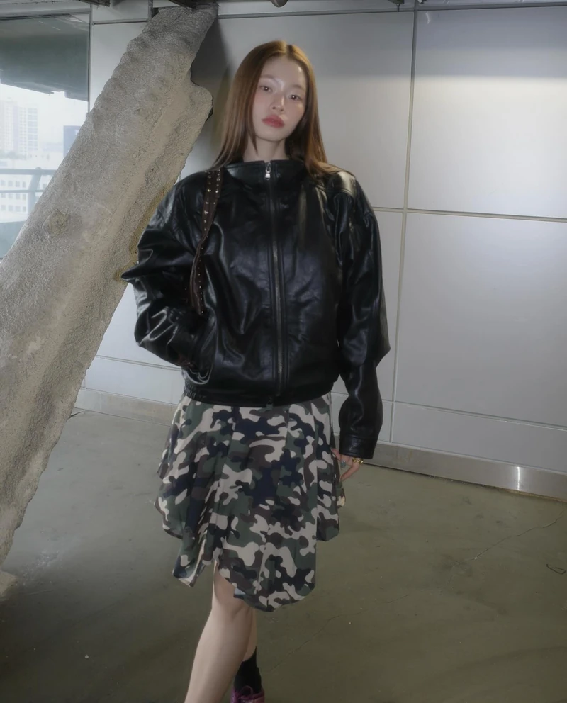 돌고 도는 패션 세계💫
요즘 다시 주목받는 패션 아이템들을 보면, 어딘가 익숙하면서도 새롭게 느껴집니다. 마치 엄마의 오래된 사진 속에서, 혹은 옷장 깊숙이 잠들어 있던 아이템들이 다시 소환된 듯한 분위기인데요.
오늘은 그런 복고 감성을 담은 핫한 트렌드템 4가지를 소개해드릴게요.❤️
1. 일자핏 데님
- 한때 대세였던 와이드 팬츠를 지나, 다시 주목받는 일자핏 데님은 깔끔한 실루엣 덕분에 어떤 상의와도 잘 어울리며 데일리룩에 단정한 무드를 더해줍니다.
2. 카모 플라주 패턴
- 힙한 매력이 가득한 카모 플라주는 블랙 아이템과 매치하면 쿨한 스트리트 감성을 살릴 수 있는 아이템입니다.
3. 폴카 도트 패턴
- 빈티지하면서도 러블리한 폴카 도트는 팬츠나 스타킹 등 다양한 아이템과 믹스매치해 발랄한 레트로룩으로 연출할 수 있습니다.
4. 웨지 스니커즈
- 키높이는 물론 스타일까지 챙긴 웨지 스니커즈는 청바지나 스커트에 매치하면 Y2K 무드를 살릴 수 있습니다. 이미지3