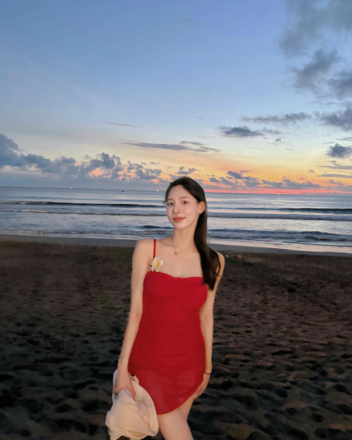 체형별 찰떡 비키니 가이드👙

내 체형을 제대로 알면 어떤 스타일도 더 멋스럽게 소화할 수 있죠. 다가오는 여름, 나에게 딱 맞는 비키니를 고르는 꿀팁 알려드릴게요.✨

1. 상체가 발달된 체형 - 랩스커트로 시선 분산
어깨나 가슴이 강조되는 체형엔 브이넥 또는 홀터넥 비키니에 랩스커트를 매치해 시선을 아래로 분산시키는 게 좋아요. 하체를 감싸는 스커트는 여리한 무드를 더해줍니다.

2. 하체가 발달된 체형 - 모노키니로 커버 & 포인트
엉덩이나 허벅지가 고민이라면 모노키니가 제격. 허리 컷아웃 디자인을 고르면 세련된 느낌을 살릴 수 있고, 상의에 포인트를 주면 시선을 위로 끌어올릴 수 있어요.

3. 허리가 잘록한 체형 - 단독 비키니
모래시계형 체형이라면 단독 비키니가 베스트. 크로셰나 트라이앵글 스타일 등 어떤 디자인도 잘 어울리며, 컬러 포인트로 체형의 매력을 극대화해보세요.

4. 마른 체형 - 반바지 믹스매치 룩
슬림한 체형엔 비키니와 반바지 조합이 제격입니다. 볼륨감 있는 하의로 균형을 살리고, 패턴 디테일이 더해진 반바지를 고르면 트렌디한 무드까지 연출할 수 있어요. 이미지