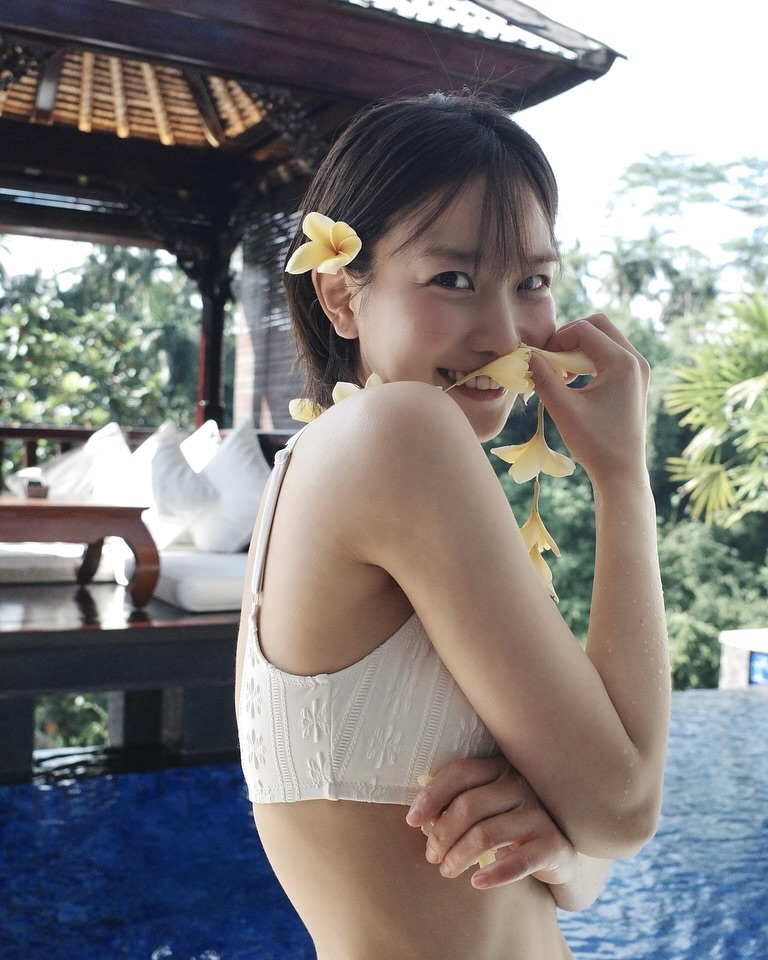 체형별 찰떡 비키니 가이드👙

내 체형을 제대로 알면 어떤 스타일도 더 멋스럽게 소화할 수 있죠. 다가오는 여름, 나에게 딱 맞는 비키니를 고르는 꿀팁 알려드릴게요.✨

1. 상체가 발달된 체형 - 랩스커트로 시선 분산
어깨나 가슴이 강조되는 체형엔 브이넥 또는 홀터넥 비키니에 랩스커트를 매치해 시선을 아래로 분산시키는 게 좋아요. 하체를 감싸는 스커트는 여리한 무드를 더해줍니다.

2. 하체가 발달된 체형 - 모노키니로 커버 & 포인트
엉덩이나 허벅지가 고민이라면 모노키니가 제격. 허리 컷아웃 디자인을 고르면 세련된 느낌을 살릴 수 있고, 상의에 포인트를 주면 시선을 위로 끌어올릴 수 있어요.

3. 허리가 잘록한 체형 - 단독 비키니
모래시계형 체형이라면 단독 비키니가 베스트. 크로셰나 트라이앵글 스타일 등 어떤 디자인도 잘 어울리며, 컬러 포인트로 체형의 매력을 극대화해보세요.

4. 마른 체형 - 반바지 믹스매치 룩
슬림한 체형엔 비키니와 반바지 조합이 제격입니다. 볼륨감 있는 하의로 균형을 살리고, 패턴 디테일이 더해진 반바지를 고르면 트렌디한 무드까지 연출할 수 있어요. 이미지7