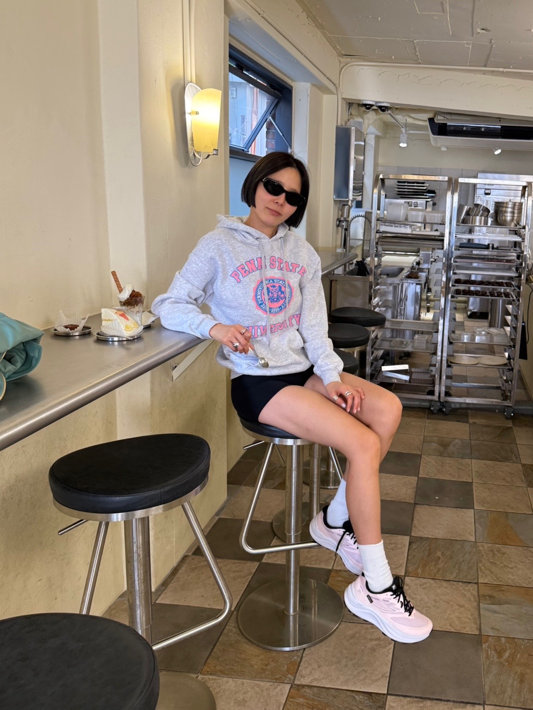 나영언니🩶🩷엄청 편하다는 러닝화
러닝인데 일상룩에도 찰떡이잖아🏃🏻‍♀️🌸휠라 플로트 TR90 #광고

김나영 착장 속 휠라 핑크 러닝화가 데일리템으로 화제입니다.

최근 그녀는 회색 후디와 블랙 바이커 쇼츠에 핑크 러닝화를 매치한 데일리룩을 선보였습니다. 간편하지만 감도 높은 스타일로 하루 전체의 일상을 보여주며 워너비 룩으로 화제가 되었습니다.

특히 이중에도 핑크 러닝화는 ‘김나영 러닝화’로 많은 관심을 보이고 있습니다. 예쁘다는 점, 편안하다는 점 그리고 출퇴근에도 좋다는 점으로 스타일과 편안함을 동시에 챙길 수 있다는 반응입니다. 

해당 운동화는 휠라 플로트 TR9으로 러닝 플로트 라인업의 트레일 러닝화로, 러닝 기능성과 데일리 활용도를 모두 갖췄으며 핑크, 그레이, 화이트 3컬러로 구성됩니다. 이미지
