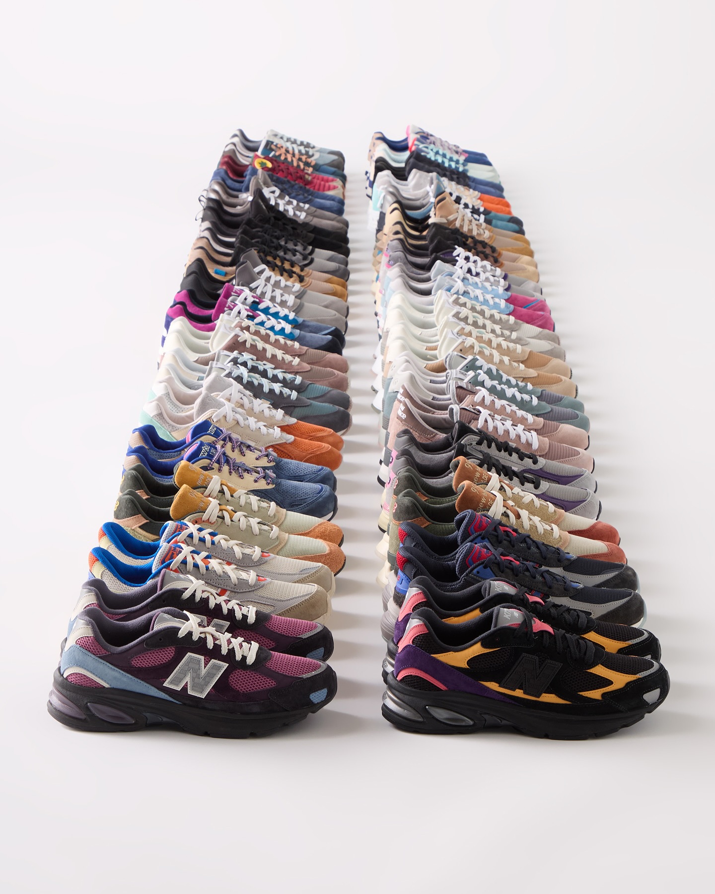 Kith 로니피그🇺🇸직접 선보이는 한정템
RF x 뉴발란스 2010S 5/16(금) 출시 살펴보기🥪🏬갖고 싶음

Kith 맨해튼이 14년 전 감성과 함께 한정판 2010s로 돌아옵니다.

Kith 창립자 로니 피그가 오는 5월 16일, 새롭게 리뉴얼된 맨해튼 플래그십 스토어의 문을 엽니다. 이번 오픈은 14년 전 첫 매장의 기억을 소환하며, 단순한 매장 복귀가 아닌 브랜드의 정체성을 되새기는 자리로 준비되었습니다.

현장에서 단독 출시되는 ‘RF x New Balance 2010s’는 두 가지 컬러웨이로 구성되며, 퍼플과 핑크 조합, 블랙과 옐로우 포인트 버전이 공개됩니다. ABZORB 쿠셔닝과 Kith 모노그램이 새겨진 ‘N’ 로고로, 기능성과 디자인을 모두 만족시키는 컬렉션입니다.

오전 9시, 로니 피그는 직접 매장에 방문해 이전 RF 모델을 착용한 팬들 중 일부를 선정해 2010s를 선물로 증정합니다. 단, 착용만으로 보장되진 않으며, 인상적인 착장에 한해 랜덤 증정됩니다. 줄 선 이들을 위한 베이글도 함께 제공됩니다. 이미지2