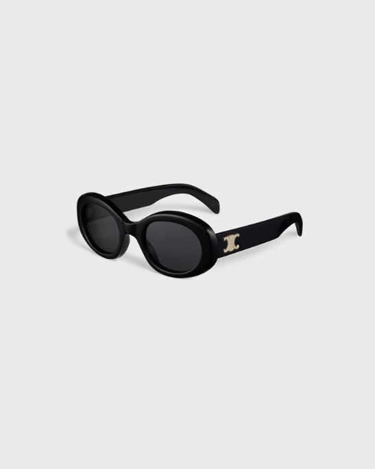 셀럽들이 계속 찾는 그 선글라스❗️꾸준히 사랑받는 명품 선글라스 3가지 🔎

1. 프라다 심볼 선글라스 64만 원  
감각적인 셀럽들이 픽한 프라다 심볼 선글라스는 미니멀한 디자인과 볼드한 프레임이 매력적이며, 어떤 룩에도 자연스럽게 어울려 데일리 아이템으로 제격입니다.

2. 셀린느 트리옹프 선글라스 69만 원
올드머니룩의 정수를 담은 셀린느 트리옹프 선글라스는 오벌형 디자인과 트리오페 로고로 절제된 고급미를 더해 클래식한 존재감을 완성합니다.

3. 미우미우 글림스 선글라스 61만 원
사랑스러움과 세련미가 공존하는 미우미우 글림스 선글라스는 부드러운 타원형 쉐입과 볼드한 아세테이프 프레임이 얼굴을 작아 보이게 하며, 측면 로고가 유니크한 매력을 더합니다. 이미지