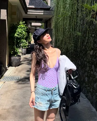 참고하기 좋은 박규영 휴양지룩🏝️
배우 박규영은 최근 인스타그램을 통해 다양한 휴양지룩을 공개하며 눈길을 끌었습니다. 컬러풀한 수영복과 반바지를 믹스매치해, 과감하면서도 꾸안꾸 감성의 스타일링을 선보였는데요.
일상복 역시 세련된 무드로 소화했습니다. 슬리브리스와 핫핑크 크롭탑을 트레이닝 팬츠에 매치해, 편안하면서도 비율이 돋보이는 트렌디한 여행룩을 완성했죠.
다가오는 휴가 시즌, 박규영처럼 감각적인 여행 패션에 도전해보는 건 어떨까요?🌊 이미지