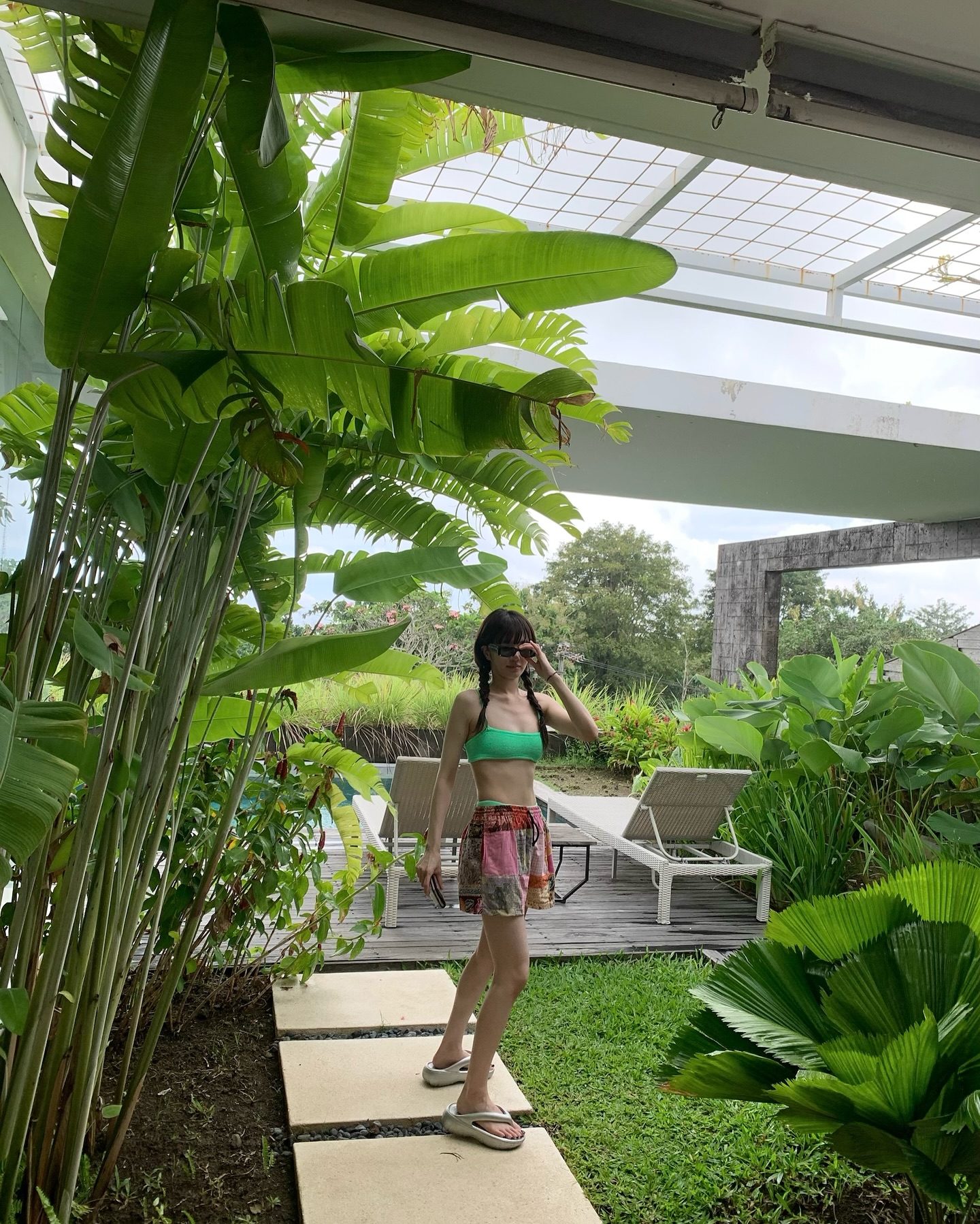 체형별 찰떡 비키니 가이드👙

내 체형을 제대로 알면 어떤 스타일도 더 멋스럽게 소화할 수 있죠. 다가오는 여름, 나에게 딱 맞는 비키니를 고르는 꿀팁 알려드릴게요.✨

1. 상체가 발달된 체형 - 랩스커트로 시선 분산
어깨나 가슴이 강조되는 체형엔 브이넥 또는 홀터넥 비키니에 랩스커트를 매치해 시선을 아래로 분산시키는 게 좋아요. 하체를 감싸는 스커트는 여리한 무드를 더해줍니다.

2. 하체가 발달된 체형 - 모노키니로 커버 & 포인트
엉덩이나 허벅지가 고민이라면 모노키니가 제격. 허리 컷아웃 디자인을 고르면 세련된 느낌을 살릴 수 있고, 상의에 포인트를 주면 시선을 위로 끌어올릴 수 있어요.

3. 허리가 잘록한 체형 - 단독 비키니
모래시계형 체형이라면 단독 비키니가 베스트. 크로셰나 트라이앵글 스타일 등 어떤 디자인도 잘 어울리며, 컬러 포인트로 체형의 매력을 극대화해보세요.

4. 마른 체형 - 반바지 믹스매치 룩
슬림한 체형엔 비키니와 반바지 조합이 제격입니다. 볼륨감 있는 하의로 균형을 살리고, 패턴 디테일이 더해진 반바지를 고르면 트렌디한 무드까지 연출할 수 있어요. 이미지9