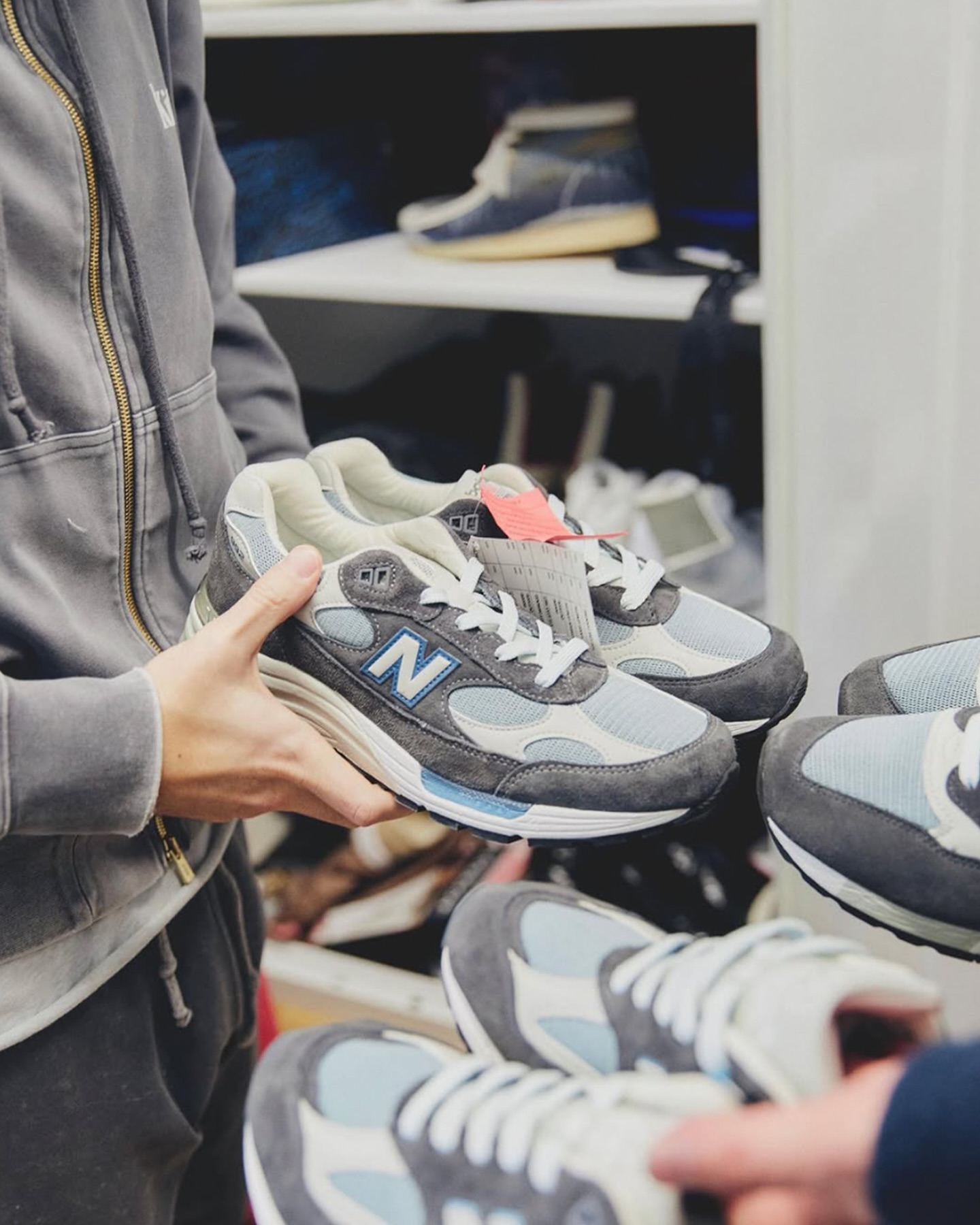 Kith 로니피그🇺🇸직접 선보이는 한정템
RF x 뉴발란스 2010S 5/16(금) 출시 살펴보기🥪🏬갖고 싶음

Kith 맨해튼이 14년 전 감성과 함께 한정판 2010s로 돌아옵니다.

Kith 창립자 로니 피그가 오는 5월 16일, 새롭게 리뉴얼된 맨해튼 플래그십 스토어의 문을 엽니다. 이번 오픈은 14년 전 첫 매장의 기억을 소환하며, 단순한 매장 복귀가 아닌 브랜드의 정체성을 되새기는 자리로 준비되었습니다.

현장에서 단독 출시되는 ‘RF x New Balance 2010s’는 두 가지 컬러웨이로 구성되며, 퍼플과 핑크 조합, 블랙과 옐로우 포인트 버전이 공개됩니다. ABZORB 쿠셔닝과 Kith 모노그램이 새겨진 ‘N’ 로고로, 기능성과 디자인을 모두 만족시키는 컬렉션입니다.

오전 9시, 로니 피그는 직접 매장에 방문해 이전 RF 모델을 착용한 팬들 중 일부를 선정해 2010s를 선물로 증정합니다. 단, 착용만으로 보장되진 않으며, 인상적인 착장에 한해 랜덤 증정됩니다. 줄 선 이들을 위한 베이글도 함께 제공됩니다. 이미지5