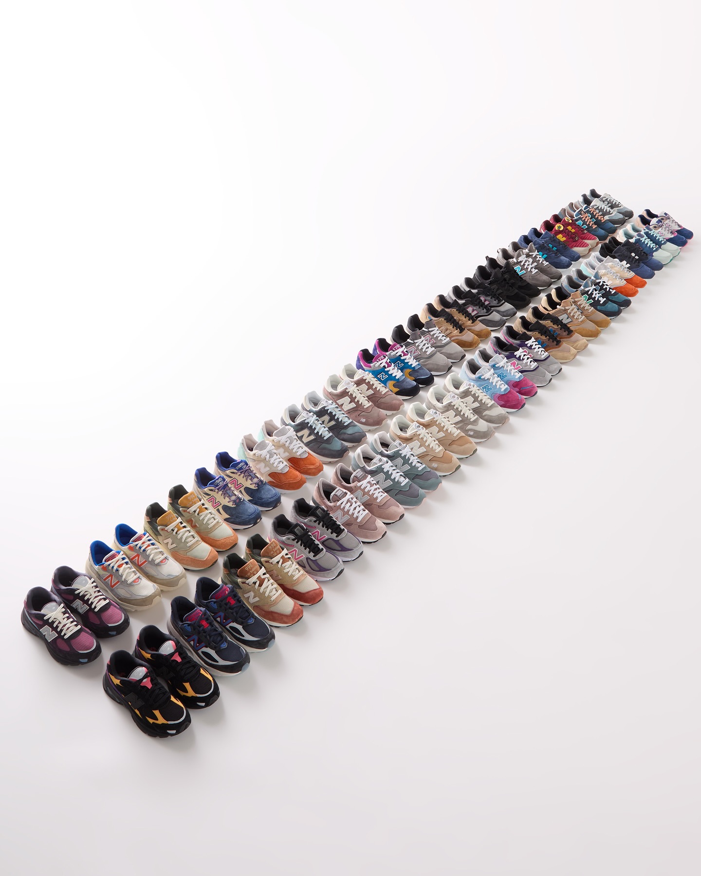 Kith 로니피그🇺🇸직접 선보이는 한정템
RF x 뉴발란스 2010S 5/16(금) 출시 살펴보기🥪🏬갖고 싶음

Kith 맨해튼이 14년 전 감성과 함께 한정판 2010s로 돌아옵니다.

Kith 창립자 로니 피그가 오는 5월 16일, 새롭게 리뉴얼된 맨해튼 플래그십 스토어의 문을 엽니다. 이번 오픈은 14년 전 첫 매장의 기억을 소환하며, 단순한 매장 복귀가 아닌 브랜드의 정체성을 되새기는 자리로 준비되었습니다.

현장에서 단독 출시되는 ‘RF x New Balance 2010s’는 두 가지 컬러웨이로 구성되며, 퍼플과 핑크 조합, 블랙과 옐로우 포인트 버전이 공개됩니다. ABZORB 쿠셔닝과 Kith 모노그램이 새겨진 ‘N’ 로고로, 기능성과 디자인을 모두 만족시키는 컬렉션입니다.

오전 9시, 로니 피그는 직접 매장에 방문해 이전 RF 모델을 착용한 팬들 중 일부를 선정해 2010s를 선물로 증정합니다. 단, 착용만으로 보장되진 않으며, 인상적인 착장에 한해 랜덤 증정됩니다. 줄 선 이들을 위한 베이글도 함께 제공됩니다. 이미지3