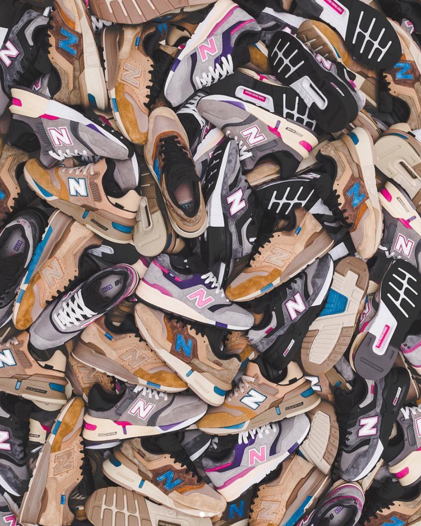 Kith 로니피그🇺🇸직접 선보이는 한정템
RF x 뉴발란스 2010S 5/16(금) 출시 살펴보기🥪🏬갖고 싶음

Kith 맨해튼이 14년 전 감성과 함께 한정판 2010s로 돌아옵니다.

Kith 창립자 로니 피그가 오는 5월 16일, 새롭게 리뉴얼된 맨해튼 플래그십 스토어의 문을 엽니다. 이번 오픈은 14년 전 첫 매장의 기억을 소환하며, 단순한 매장 복귀가 아닌 브랜드의 정체성을 되새기는 자리로 준비되었습니다.

현장에서 단독 출시되는 ‘RF x New Balance 2010s’는 두 가지 컬러웨이로 구성되며, 퍼플과 핑크 조합, 블랙과 옐로우 포인트 버전이 공개됩니다. ABZORB 쿠셔닝과 Kith 모노그램이 새겨진 ‘N’ 로고로, 기능성과 디자인을 모두 만족시키는 컬렉션입니다.

오전 9시, 로니 피그는 직접 매장에 방문해 이전 RF 모델을 착용한 팬들 중 일부를 선정해 2010s를 선물로 증정합니다. 단, 착용만으로 보장되진 않으며, 인상적인 착장에 한해 랜덤 증정됩니다. 줄 선 이들을 위한 베이글도 함께 제공됩니다. 이미지4