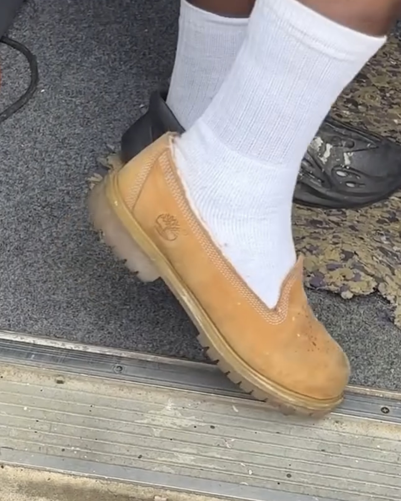 팀버랜드 워커부츠를 로퍼로?!👞

워커부츠의 대명사, 팀버랜드의  부츠를 로퍼로 커스텀한 제품입니다.

부츠의 앞코와 아웃솔, 시그니처 로고는 그대로 유지한 채 과감히 덜어낸 이 커스텀은 브랜드의 감성과 위트를 잘 살려낸 느낌입니다.

기존 팀버랜드의 보트슈즈보다 더 매력적으로 보이는 워커부츠 로퍼😎 이미지