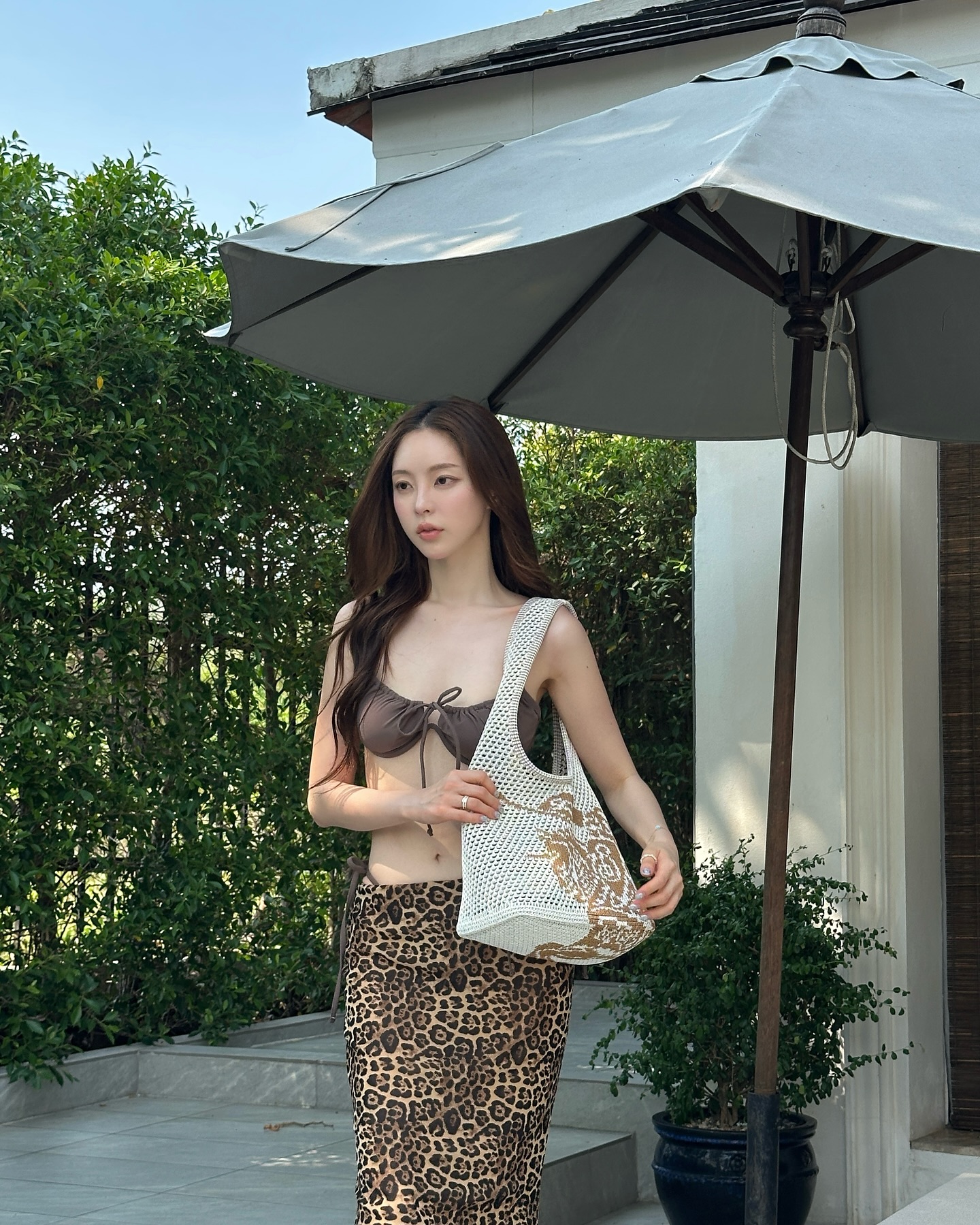 체형별 찰떡 비키니 가이드👙

내 체형을 제대로 알면 어떤 스타일도 더 멋스럽게 소화할 수 있죠. 다가오는 여름, 나에게 딱 맞는 비키니를 고르는 꿀팁 알려드릴게요.✨

1. 상체가 발달된 체형 - 랩스커트로 시선 분산
어깨나 가슴이 강조되는 체형엔 브이넥 또는 홀터넥 비키니에 랩스커트를 매치해 시선을 아래로 분산시키는 게 좋아요. 하체를 감싸는 스커트는 여리한 무드를 더해줍니다.

2. 하체가 발달된 체형 - 모노키니로 커버 & 포인트
엉덩이나 허벅지가 고민이라면 모노키니가 제격. 허리 컷아웃 디자인을 고르면 세련된 느낌을 살릴 수 있고, 상의에 포인트를 주면 시선을 위로 끌어올릴 수 있어요.

3. 허리가 잘록한 체형 - 단독 비키니
모래시계형 체형이라면 단독 비키니가 베스트. 크로셰나 트라이앵글 스타일 등 어떤 디자인도 잘 어울리며, 컬러 포인트로 체형의 매력을 극대화해보세요.

4. 마른 체형 - 반바지 믹스매치 룩
슬림한 체형엔 비키니와 반바지 조합이 제격입니다. 볼륨감 있는 하의로 균형을 살리고, 패턴 디테일이 더해진 반바지를 고르면 트렌디한 무드까지 연출할 수 있어요. 이미지2