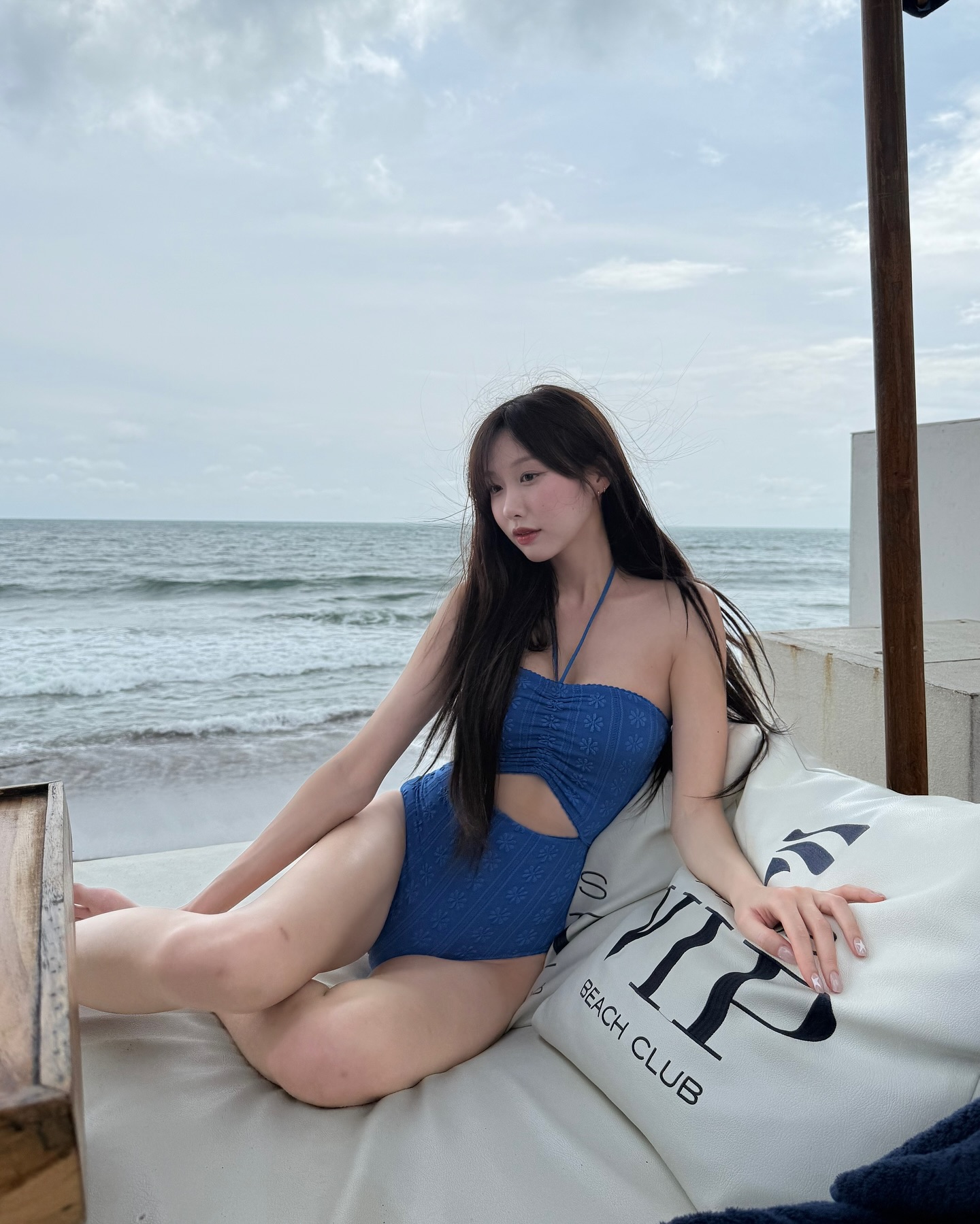 체형별 찰떡 비키니 가이드👙

내 체형을 제대로 알면 어떤 스타일도 더 멋스럽게 소화할 수 있죠. 다가오는 여름, 나에게 딱 맞는 비키니를 고르는 꿀팁 알려드릴게요.✨

1. 상체가 발달된 체형 - 랩스커트로 시선 분산
어깨나 가슴이 강조되는 체형엔 브이넥 또는 홀터넥 비키니에 랩스커트를 매치해 시선을 아래로 분산시키는 게 좋아요. 하체를 감싸는 스커트는 여리한 무드를 더해줍니다.

2. 하체가 발달된 체형 - 모노키니로 커버 & 포인트
엉덩이나 허벅지가 고민이라면 모노키니가 제격. 허리 컷아웃 디자인을 고르면 세련된 느낌을 살릴 수 있고, 상의에 포인트를 주면 시선을 위로 끌어올릴 수 있어요.

3. 허리가 잘록한 체형 - 단독 비키니
모래시계형 체형이라면 단독 비키니가 베스트. 크로셰나 트라이앵글 스타일 등 어떤 디자인도 잘 어울리며, 컬러 포인트로 체형의 매력을 극대화해보세요.

4. 마른 체형 - 반바지 믹스매치 룩
슬림한 체형엔 비키니와 반바지 조합이 제격입니다. 볼륨감 있는 하의로 균형을 살리고, 패턴 디테일이 더해진 반바지를 고르면 트렌디한 무드까지 연출할 수 있어요. 이미지4