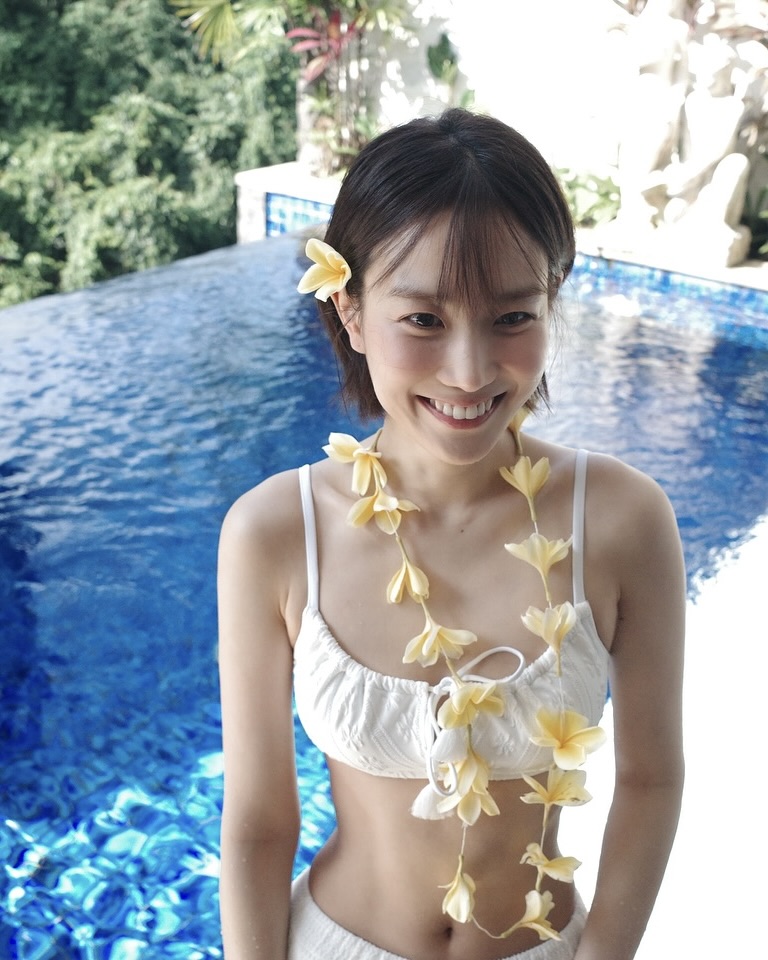 체형별 찰떡 비키니 가이드👙

내 체형을 제대로 알면 어떤 스타일도 더 멋스럽게 소화할 수 있죠. 다가오는 여름, 나에게 딱 맞는 비키니를 고르는 꿀팁 알려드릴게요.✨

1. 상체가 발달된 체형 - 랩스커트로 시선 분산
어깨나 가슴이 강조되는 체형엔 브이넥 또는 홀터넥 비키니에 랩스커트를 매치해 시선을 아래로 분산시키는 게 좋아요. 하체를 감싸는 스커트는 여리한 무드를 더해줍니다.

2. 하체가 발달된 체형 - 모노키니로 커버 & 포인트
엉덩이나 허벅지가 고민이라면 모노키니가 제격. 허리 컷아웃 디자인을 고르면 세련된 느낌을 살릴 수 있고, 상의에 포인트를 주면 시선을 위로 끌어올릴 수 있어요.

3. 허리가 잘록한 체형 - 단독 비키니
모래시계형 체형이라면 단독 비키니가 베스트. 크로셰나 트라이앵글 스타일 등 어떤 디자인도 잘 어울리며, 컬러 포인트로 체형의 매력을 극대화해보세요.

4. 마른 체형 - 반바지 믹스매치 룩
슬림한 체형엔 비키니와 반바지 조합이 제격입니다. 볼륨감 있는 하의로 균형을 살리고, 패턴 디테일이 더해진 반바지를 고르면 트렌디한 무드까지 연출할 수 있어요. 이미지6