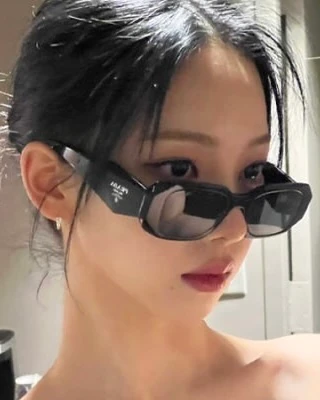 셀럽들이 계속 찾는 그 선글라스❗️꾸준히 사랑받는 명품 선글라스 3가지 🔎
1. 프라다 심볼 선글라스 64만 원
감각적인 셀럽들이 픽한 프라다 심볼 선글라스는 미니멀한 디자인과 볼드한 프레임이 매력적이며, 어떤 룩에도 자연스럽게 어울려 데일리 아이템으로 제격입니다.
2. 셀린느 트리옹프 선글라스 69만 원
올드머니룩의 정수를 담은 셀린느 트리옹프 선글라스는 오벌형 디자인과 트리오페 로고로 절제된 고급미를 더해 클래식한 존재감을 완성합니다.
3. 미우미우 글림스 선글라스 61만 원
사랑스러움과 세련미가 공존하는 미우미우 글림스 선글라스는 부드러운 타원형 쉐입과 볼드한 아세테이프 프레임이 얼굴을 작아 보이게 하며, 측면 로고가 유니크한 매력을 더합니다. 이미지1