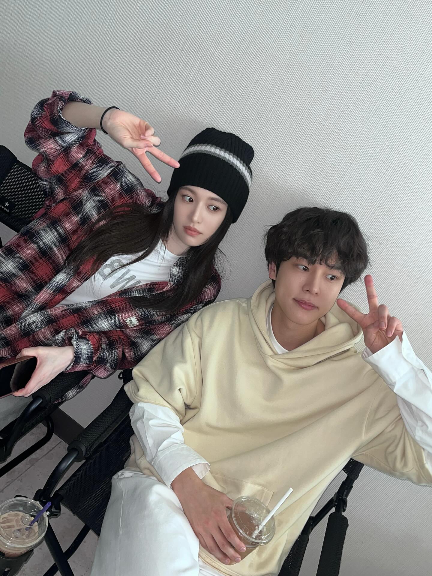 러블리했다가💛 시크했다가🖤
고윤정 간절기 무드 스위치 ON

고윤정이 4가지 아이템으로 러블리함과 시크함을 자유롭게 오간 간절기 룩을 선보였습니다. 

간절기엔 하나의 무드로는 부족합니다. 

1. 배리 프린지 데님 재킷
캐시미어와 면 혼방 소재에 프린지 디테일이 더해진 데님 재킷은 고급스러움과 캐주얼함을 동시에 갖췄습니다. 단독 착용은 물론, 다양한 이너와의 매치도 좋습니다.

2. 스투시 x 아워레가시 체크 셔츠
레드 계열의 옴브레 체크 패턴이 특징인 이 셔츠는 오버핏 실루엣으로 캐주얼한 무드를 자아냅니다. 단독 또는 아우터처럼 레이어링하기 좋은 아이템입니다.

3. 비데블 크로스 배색 가디건
블랙과 그레이의 교차 배색이 돋보이는 크로스형 가디건은 독특한 실루엣과 구조감으로 감각적인 레이어드 연출이 가능합니다.

4. 하우스 오브 써니 옴브레 니트
옴브레 컬러가 자연스럽게 퍼지는 베로나 니트는 고윤정의 따뜻한 이미지와 잘 어우러집니다. 컬러감만으로도 룩에 생기를 불어넣는 포인트 아이템입니다.
 이미지3
