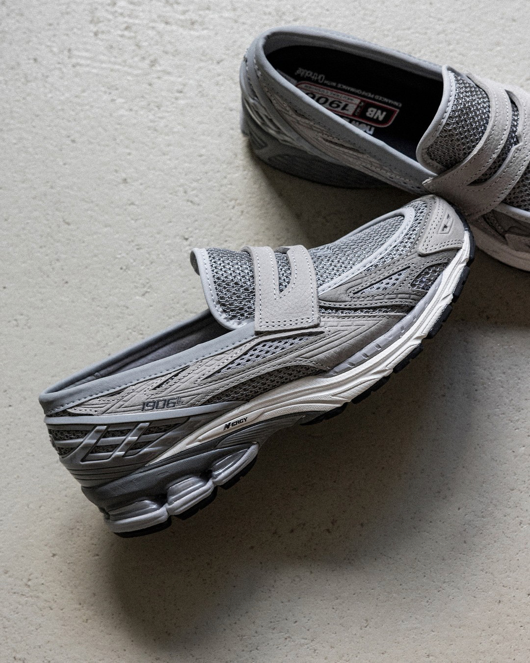 일상에서도 출근길에도 편하게👟🏃

뉴발란스의 로퍼는 시그니처 쿠셔닝과 기능성을 유지하면서도 캐주얼하면서도 감각적인 실루엣으로 재해석된 아이템입니다.

이번에 출시된 그레이 컬러는 과하지 않은 색상으로 다양한 룩에 쉽게 매치 가능합니다.

이질적 조합에서 오는 매력을 뉴발란스 1906L 그레이로 느껴보세요.

제품정보 : 뉴발란스 1906L 레인클라우드 슬레이트 그레이 이미지