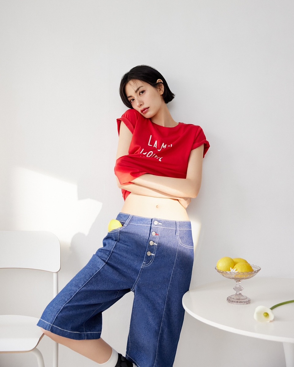 나도 나나처럼 입어볼까?
과하지 않은데 예쁜, 그게 제일 어렵잖아💦

이번 여름, 나나언니 사진보고 따라할 세 가지 코디 방법 알려드려요. 

1. 컬러 포인트 반팔 티셔츠
다양한 컬러의 반팔 티셔츠를 활용한 코디로 상큼한 여름 데일리룩 참고각.

2. 화이트 탑 & 연청 데님
화이트 컬러 탑과 루즈한 연청 바지. 심플하지만 실루엣이 살아나는 조합! 가볍게 따라 하기 좋은 여름 꾸안꾸룩.

3. 블랙 미니 원피스 
바디라인을 살짝 잡아주는 핏이 포인트. 단정한데 여성스러워서 데이트룩으로도 최고.  이미지3