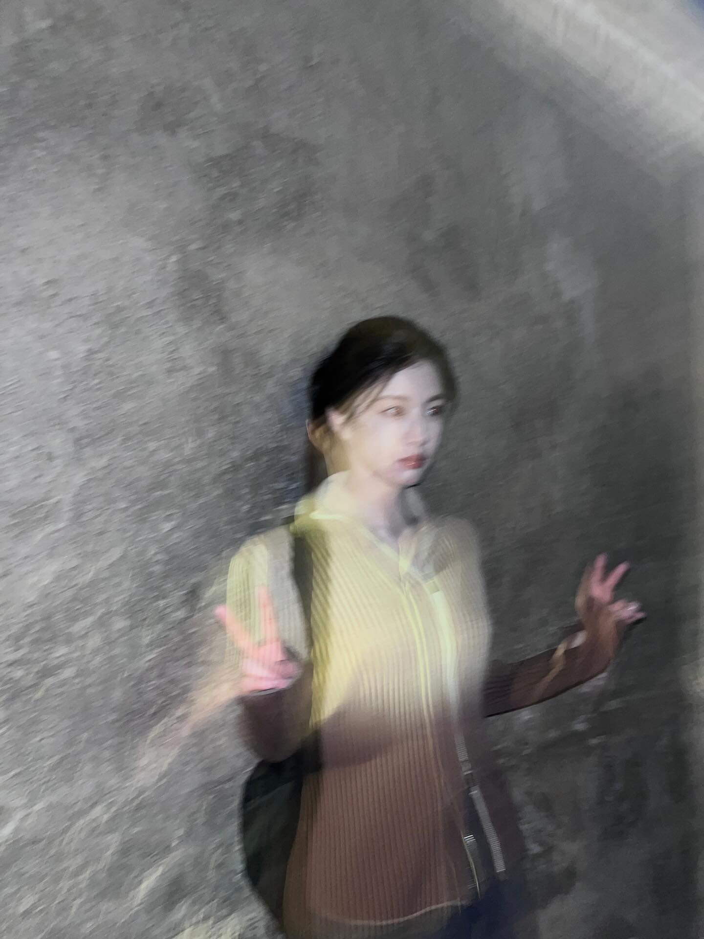 러블리했다가💛 시크했다가🖤
고윤정 간절기 무드 스위치 ON

고윤정이 4가지 아이템으로 러블리함과 시크함을 자유롭게 오간 간절기 룩을 선보였습니다. 

간절기엔 하나의 무드로는 부족합니다. 

1. 배리 프린지 데님 재킷
캐시미어와 면 혼방 소재에 프린지 디테일이 더해진 데님 재킷은 고급스러움과 캐주얼함을 동시에 갖췄습니다. 단독 착용은 물론, 다양한 이너와의 매치도 좋습니다.

2. 스투시 x 아워레가시 체크 셔츠
레드 계열의 옴브레 체크 패턴이 특징인 이 셔츠는 오버핏 실루엣으로 캐주얼한 무드를 자아냅니다. 단독 또는 아우터처럼 레이어링하기 좋은 아이템입니다.

3. 비데블 크로스 배색 가디건
블랙과 그레이의 교차 배색이 돋보이는 크로스형 가디건은 독특한 실루엣과 구조감으로 감각적인 레이어드 연출이 가능합니다.

4. 하우스 오브 써니 옴브레 니트
옴브레 컬러가 자연스럽게 퍼지는 베로나 니트는 고윤정의 따뜻한 이미지와 잘 어우러집니다. 컬러감만으로도 룩에 생기를 불어넣는 포인트 아이템입니다.
 이미지8