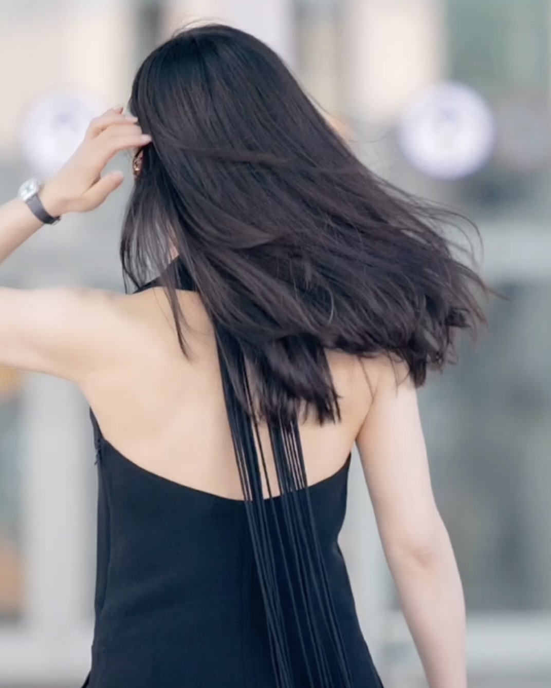 시간을 거스른 아름다움🖤🩵
공항에 등장한 주미언니, 블랙으로 완성한 완벽룩

박주미가 3가지로 우아한 공항패션을 선보였습니다.

그녀는 시크하면서도 고급스러운 공항 패션을 선보이며 50대라는 나이가 무색할 만큼 빛나는 아우라를 드러냈습니다.

1. 올블랙 셋업
이날 박주미 공항패션 핵심은 단연 백리스 디테일이 돋보이는 블랙 상의였습니다. 와이드 팬츠와 매치해 우아한 분위기로 클래스를 입증했습니다.

2. 에르메스 켈리 악어백
가방은 에르메스 켈리 28사이즈 악어백으로, 여기에 오렌지컬러 스카프를 가방 핸들에 매치하여 전체 룩에 생기를 불어넣었습니다.

3. 티파니앤코 이터니티 워치
티파니앤코 이터니티 워치는 1960년대와 70년대 빈티지 티파니 광고에서 영감을 받은 시계로, 시간이 지나도 변치 않는 그녀의 미모와 조화를 이루었습니다. 이미지3