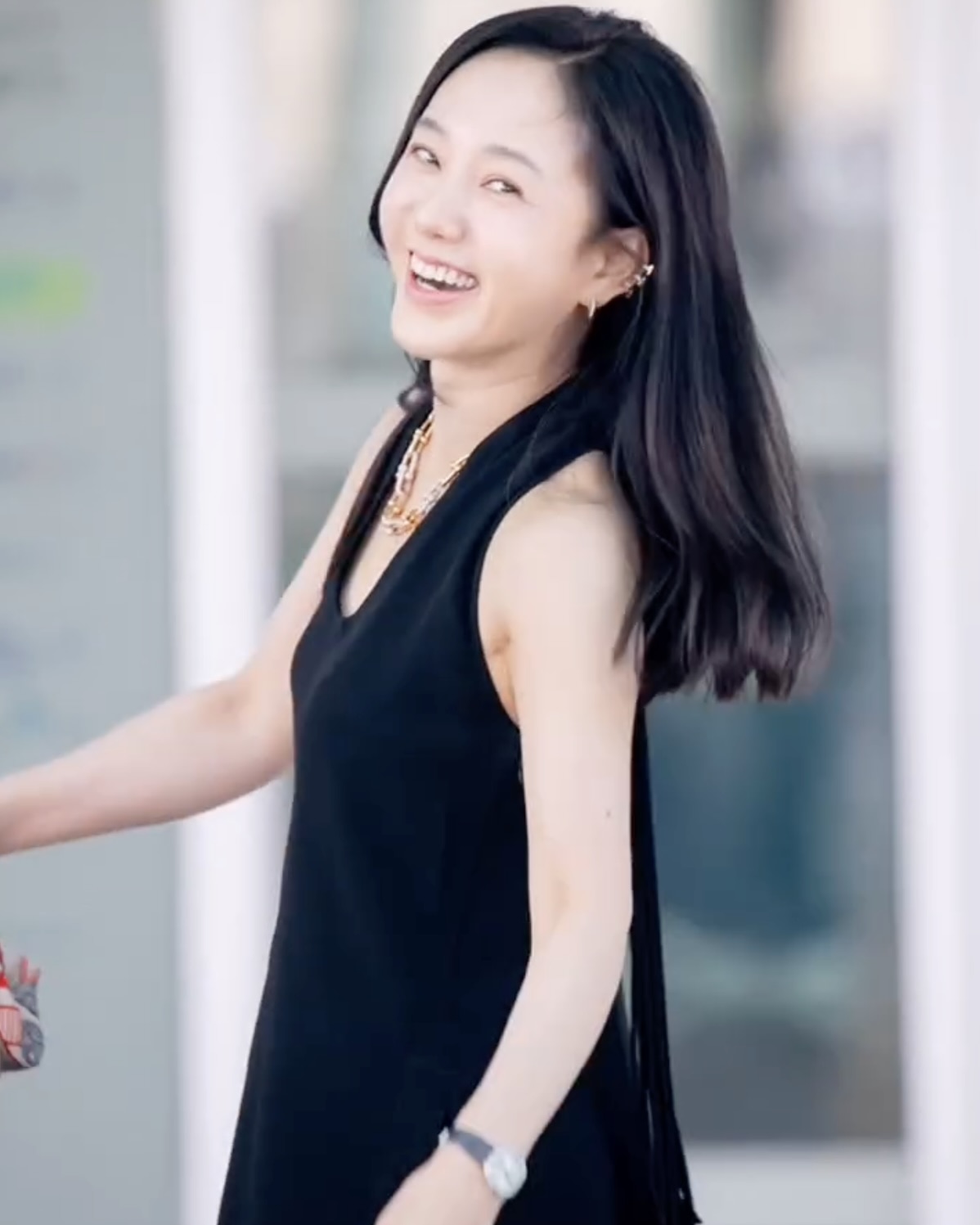 시간을 거스른 아름다움🖤🩵
공항에 등장한 주미언니, 블랙으로 완성한 완벽룩

박주미가 3가지로 우아한 공항패션을 선보였습니다.

그녀는 시크하면서도 고급스러운 공항 패션을 선보이며 50대라는 나이가 무색할 만큼 빛나는 아우라를 드러냈습니다.

1. 올블랙 셋업
이날 박주미 공항패션 핵심은 단연 백리스 디테일이 돋보이는 블랙 상의였습니다. 와이드 팬츠와 매치해 우아한 분위기로 클래스를 입증했습니다.

2. 에르메스 켈리 악어백
가방은 에르메스 켈리 28사이즈 악어백으로, 여기에 오렌지컬러 스카프를 가방 핸들에 매치하여 전체 룩에 생기를 불어넣었습니다.

3. 티파니앤코 이터니티 워치
티파니앤코 이터니티 워치는 1960년대와 70년대 빈티지 티파니 광고에서 영감을 받은 시계로, 시간이 지나도 변치 않는 그녀의 미모와 조화를 이루었습니다. 이미지7