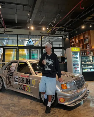 나이는 숫자일 뿐,스트릿은 영원히 🧢
자신만의 스타일을 편하게, 꾸밈없이 계속 즐기는 모습이 진정한 스트릿.
누구나 나이와 상관없이 자신이 좋아하는 옷으로 스타일을 낼 때 진정한 멋이 느껴집니다.
나이가 들어도 패션을 포기하지 않는 태도 유지하기 이미지