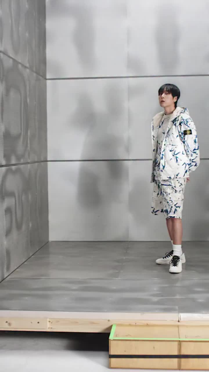 스톤 아일랜드 x pH-1, 2025 S/S 스캔 카모 컬렉션 공개🔥

스톤 아일랜드(@stoneisland)가 래퍼 pH-1과 함께한 2025 S/S시즌 캠페인 화보를 공개했습니다.

그가 착용한 'Scan Camo on Stretch Ripstop-OVD' 셋업은 밀리터리 감성과 예술적인 프린팅이 공존하는 자켓입니다.

질문 100개 프로젝트와 함께 진행된 이번 캠페인은 ‘휴식’, ‘신비’, ‘자기 이해’에 대한 ph-1의 솔직한 대답도 함께 담겨있습니다.

• 아이템 리스트
- 카모플라주 프린트&안티드롭 후드재킷
- 카모플라주 프린트 컴포트 핏 카고 버뮤다 쇼츠
- 로고 레이스업 스니커즈

스톤입고 ph-1 플리 재생😎 이미지