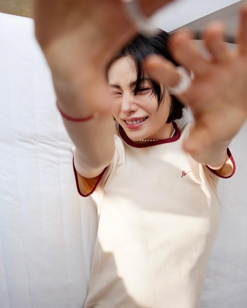 나도 나나처럼 입어볼까?
과하지 않은데 예쁜, 그게 제일 어렵잖아💦

이번 여름, 나나언니 사진보고 따라할 세 가지 코디 방법 알려드려요. 

1. 컬러 포인트 반팔 티셔츠
다양한 컬러의 반팔 티셔츠를 활용한 코디로 상큼한 여름 데일리룩 참고각.

2. 화이트 탑 & 연청 데님
화이트 컬러 탑과 루즈한 연청 바지. 심플하지만 실루엣이 살아나는 조합! 가볍게 따라 하기 좋은 여름 꾸안꾸룩.

3. 블랙 미니 원피스 
바디라인을 살짝 잡아주는 핏이 포인트. 단정한데 여성스러워서 데이트룩으로도 최고.  이미지