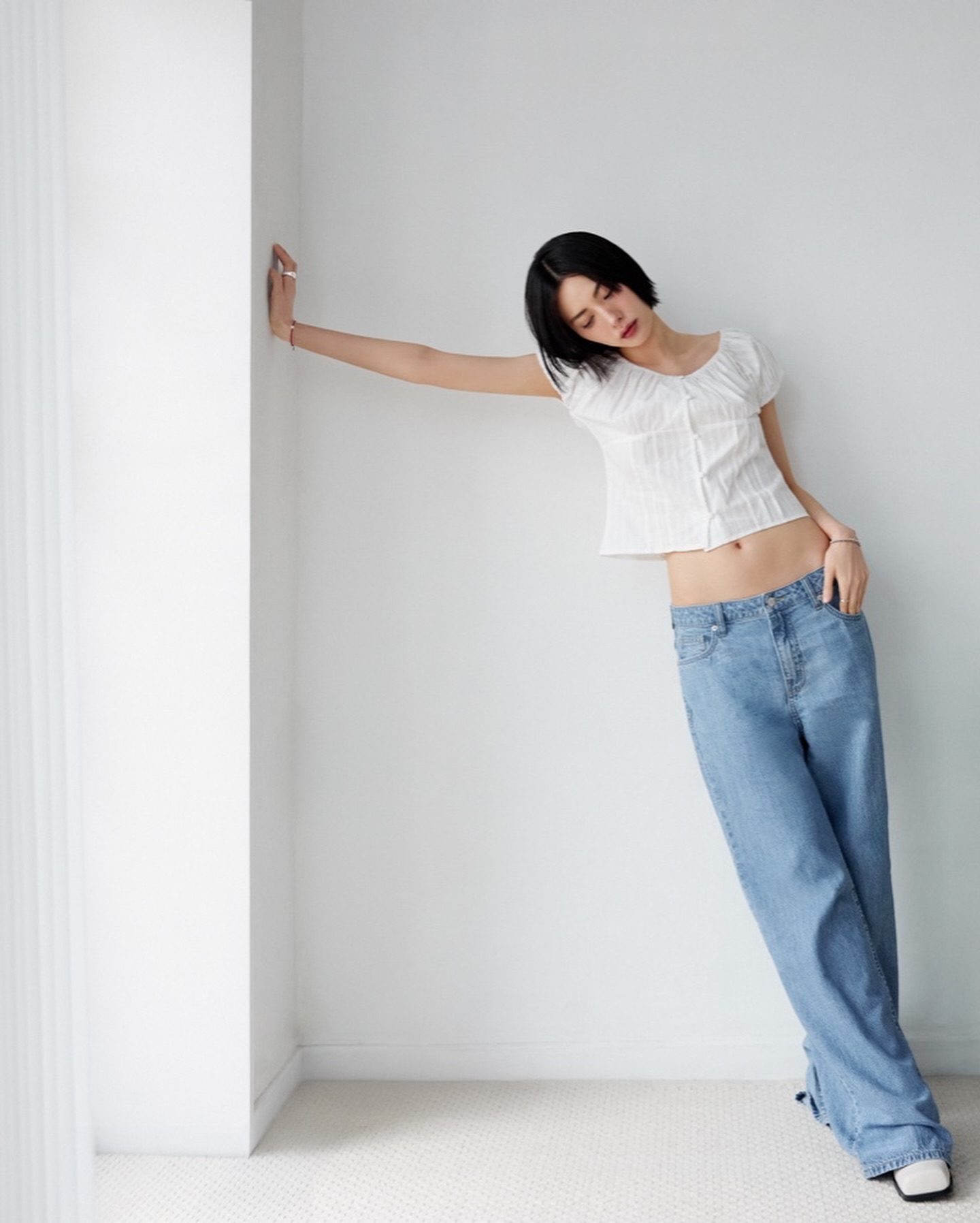 나도 나나처럼 입어볼까?
과하지 않은데 예쁜, 그게 제일 어렵잖아💦

이번 여름, 나나언니 사진보고 따라할 세 가지 코디 방법 알려드려요. 

1. 컬러 포인트 반팔 티셔츠
다양한 컬러의 반팔 티셔츠를 활용한 코디로 상큼한 여름 데일리룩 참고각.

2. 화이트 탑 & 연청 데님
화이트 컬러 탑과 루즈한 연청 바지. 심플하지만 실루엣이 살아나는 조합! 가볍게 따라 하기 좋은 여름 꾸안꾸룩.

3. 블랙 미니 원피스 
바디라인을 살짝 잡아주는 핏이 포인트. 단정한데 여성스러워서 데이트룩으로도 최고.  이미지4