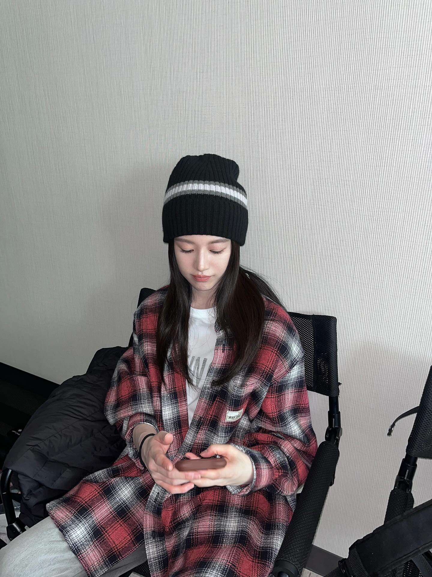 러블리했다가💛 시크했다가🖤
고윤정 간절기 무드 스위치 ON

고윤정이 4가지 아이템으로 러블리함과 시크함을 자유롭게 오간 간절기 룩을 선보였습니다. 

간절기엔 하나의 무드로는 부족합니다. 

1. 배리 프린지 데님 재킷
캐시미어와 면 혼방 소재에 프린지 디테일이 더해진 데님 재킷은 고급스러움과 캐주얼함을 동시에 갖췄습니다. 단독 착용은 물론, 다양한 이너와의 매치도 좋습니다.

2. 스투시 x 아워레가시 체크 셔츠
레드 계열의 옴브레 체크 패턴이 특징인 이 셔츠는 오버핏 실루엣으로 캐주얼한 무드를 자아냅니다. 단독 또는 아우터처럼 레이어링하기 좋은 아이템입니다.

3. 비데블 크로스 배색 가디건
블랙과 그레이의 교차 배색이 돋보이는 크로스형 가디건은 독특한 실루엣과 구조감으로 감각적인 레이어드 연출이 가능합니다.

4. 하우스 오브 써니 옴브레 니트
옴브레 컬러가 자연스럽게 퍼지는 베로나 니트는 고윤정의 따뜻한 이미지와 잘 어우러집니다. 컬러감만으로도 룩에 생기를 불어넣는 포인트 아이템입니다.
 이미지4