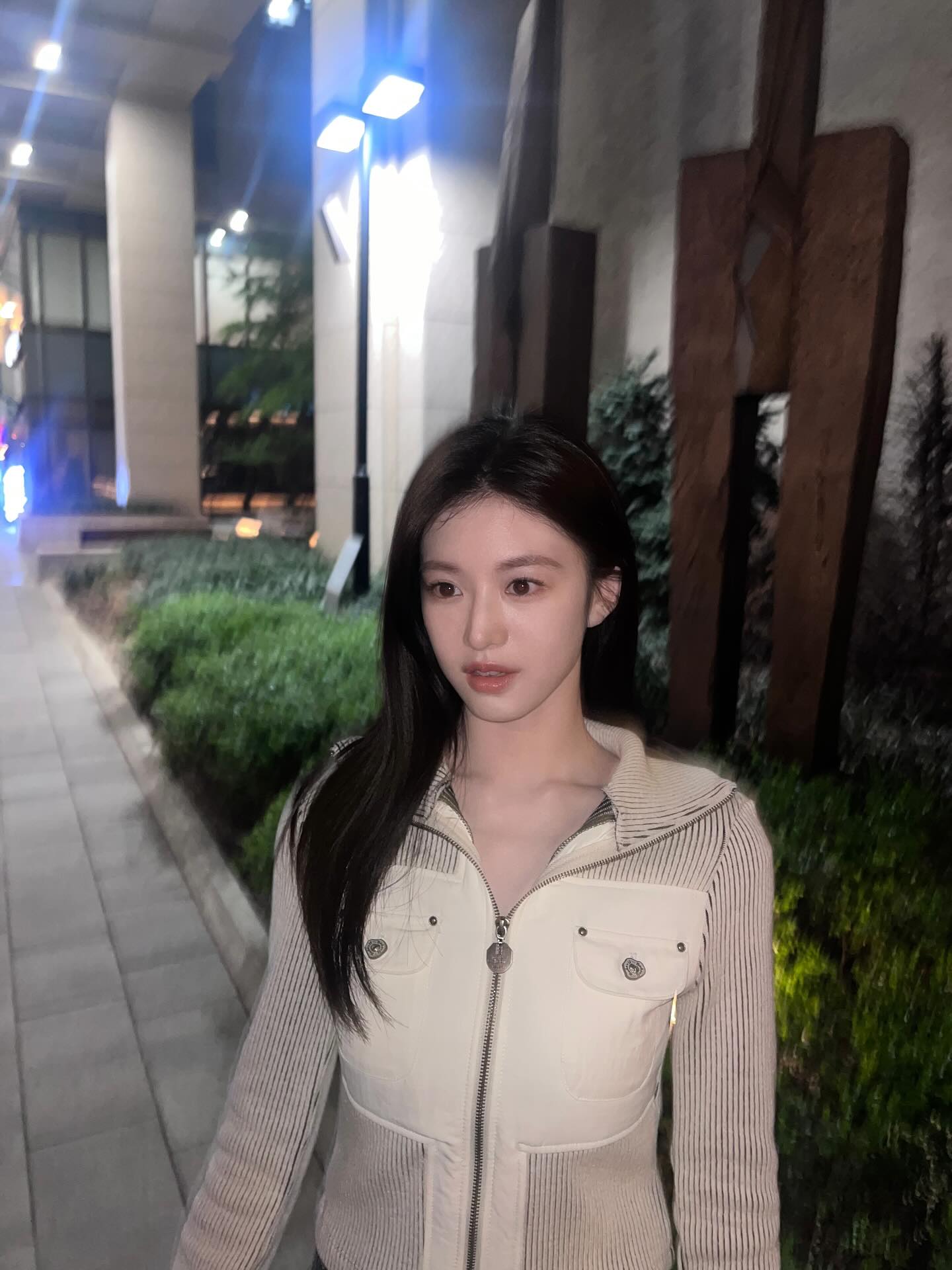 러블리했다가💛 시크했다가🖤
고윤정 간절기 무드 스위치 ON

고윤정이 4가지 아이템으로 러블리함과 시크함을 자유롭게 오간 간절기 룩을 선보였습니다. 

간절기엔 하나의 무드로는 부족합니다. 

1. 배리 프린지 데님 재킷
캐시미어와 면 혼방 소재에 프린지 디테일이 더해진 데님 재킷은 고급스러움과 캐주얼함을 동시에 갖췄습니다. 단독 착용은 물론, 다양한 이너와의 매치도 좋습니다.

2. 스투시 x 아워레가시 체크 셔츠
레드 계열의 옴브레 체크 패턴이 특징인 이 셔츠는 오버핏 실루엣으로 캐주얼한 무드를 자아냅니다. 단독 또는 아우터처럼 레이어링하기 좋은 아이템입니다.

3. 비데블 크로스 배색 가디건
블랙과 그레이의 교차 배색이 돋보이는 크로스형 가디건은 독특한 실루엣과 구조감으로 감각적인 레이어드 연출이 가능합니다.

4. 하우스 오브 써니 옴브레 니트
옴브레 컬러가 자연스럽게 퍼지는 베로나 니트는 고윤정의 따뜻한 이미지와 잘 어우러집니다. 컬러감만으로도 룩에 생기를 불어넣는 포인트 아이템입니다.
 이미지6