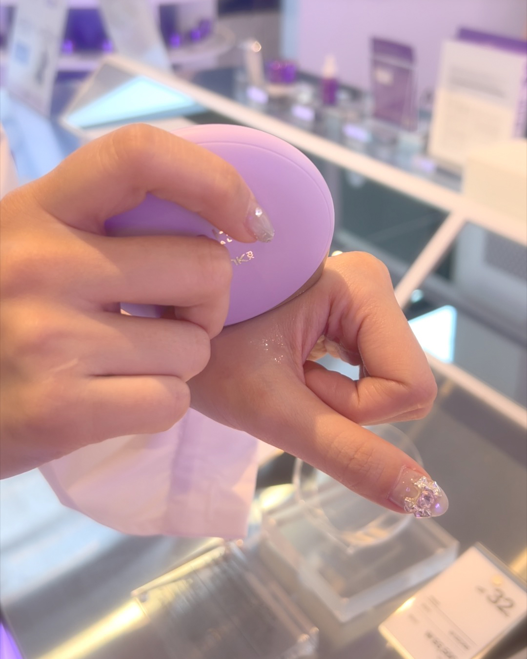 슬로우에이징 체험하러 가자💜
지금만 체험할 수 있는👩🏻‍⚕️올리브영N 성수점 '바이오힐 보' 팝업!

올리브영 탄력 스킨케어 1위 브랜드 ‘바이오힐 보’가 성수동에서 특별한 팝업스토어를 엽니다. 5월 16일부터 25일까지, 슬로우에이징 철학을 오감으로 체험할 수 있는 공간 <BIO SKIN LAB>이 올리브영N 성수점에서 펼쳐집니다.

에이징 시그널을 감지하는 ‘에이징 시그널존’, 정밀한 탄력 진단이 가능한 ‘피부 진단 존’, 노화를 재미있게 체험하는 ‘이벤트존’, 맞춤형 제품을 만나보는 ‘테스트존’까지! 피부 나이, 직접 확인해보고 맞춤 솔루션까지 받아보세요.

팝업 기간 동안 제품 구매 시에는 세럼, 마스크, 크림 샘플과 다양한 사은품, 할인 쿠폰도 증정되는데요. 바이오 힐 보의 고기능성 슬로우에이징 솔루션을 직접 경험하고, 더 건강한 아름다움을 만나보세요.

바이오힐 보 팝업스토어 <BIO SKIN LAB>
- 장소: 올리브영N 성수점 (서울시 성동구 성수이로7길 27)
- 일정: 5/16(금) ~ 5/25(일) 오전 10시 - 오후 10시 이미지6
