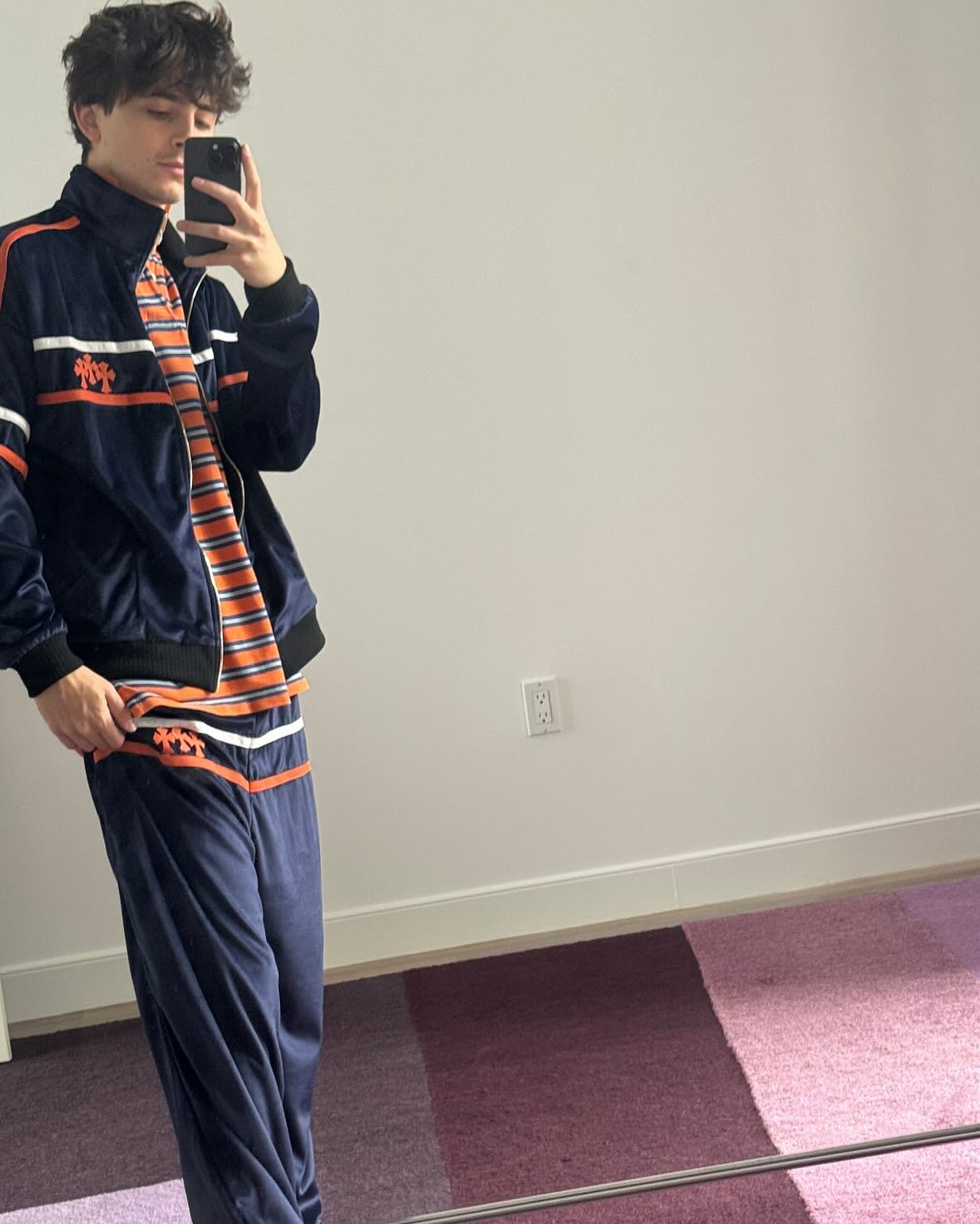 뉴욕 닉스 결승만큼 화제🗽티모시
너무 따라하고 싶은 크롬하츠 커스텀☠️🏀워커에 트랙수트

티모시 샬라메의 NBA 뉴욕 닉스 패션이 속 2가지가 화제입니다. 

1. 크롬하츠 커스텀 팀버랜드 부츠
팀버랜드 기본 컬러는 브라운 부츠를 활용했습니다. 실버 디테일이 들어가 크롬하츠 감성 제대로 납니다. 팬츠 밑단에 살짝 묻히는 연출까지 포함해서, 일상 속에서 활용도 높은 스타일 완성입니다.

2. 크롬하츠 커스텀 트랙수트
크롬하츠가 닉스 컬러에 맞춰 네이비 벨벳 트랙수트에 오렌지·화이트 스트라이프와 NYC 자수로 커스텀했습니다. 안에는 스트라이프 피케 셔츠를 레이어드해 뉴욕 특유의 레트로 무드를 완성했습니다. 이미지7