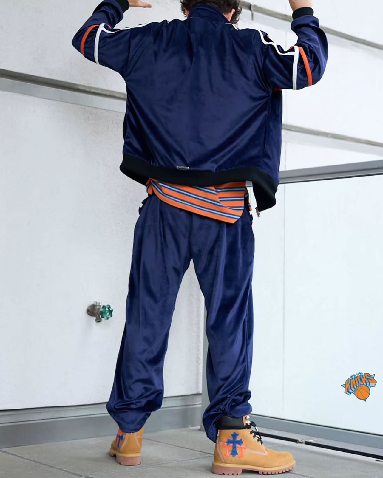 뉴욕 닉스 결승만큼 화제🗽티모시
너무 따라하고 싶은 크롬하츠 커스텀☠️🏀워커에 트랙수트

티모시 샬라메의 NBA 뉴욕 닉스 패션이 속 2가지가 화제입니다. 

1. 크롬하츠 커스텀 팀버랜드 부츠
팀버랜드 기본 컬러는 브라운 부츠를 활용했습니다. 실버 디테일이 들어가 크롬하츠 감성 제대로 납니다. 팬츠 밑단에 살짝 묻히는 연출까지 포함해서, 일상 속에서 활용도 높은 스타일 완성입니다.

2. 크롬하츠 커스텀 트랙수트
크롬하츠가 닉스 컬러에 맞춰 네이비 벨벳 트랙수트에 오렌지·화이트 스트라이프와 NYC 자수로 커스텀했습니다. 안에는 스트라이프 피케 셔츠를 레이어드해 뉴욕 특유의 레트로 무드를 완성했습니다. 이미지5