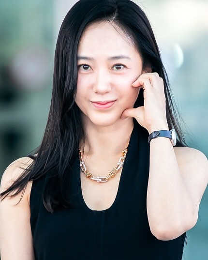 시간을 거스른 아름다움🖤🩵
공항에 등장한 주미언니, 블랙으로 완성한 완벽룩

박주미가 3가지로 우아한 공항패션을 선보였습니다.

그녀는 시크하면서도 고급스러운 공항 패션을 선보이며 50대라는 나이가 무색할 만큼 빛나는 아우라를 드러냈습니다.

1. 올블랙 셋업
이날 박주미 공항패션 핵심은 단연 백리스 디테일이 돋보이는 블랙 상의였습니다. 와이드 팬츠와 매치해 우아한 분위기로 클래스를 입증했습니다.

2. 에르메스 켈리 악어백
가방은 에르메스 켈리 28사이즈 악어백으로, 여기에 오렌지컬러 스카프를 가방 핸들에 매치하여 전체 룩에 생기를 불어넣었습니다.

3. 티파니앤코 이터니티 워치
티파니앤코 이터니티 워치는 1960년대와 70년대 빈티지 티파니 광고에서 영감을 받은 시계로, 시간이 지나도 변치 않는 그녀의 미모와 조화를 이루었습니다. 이미지6