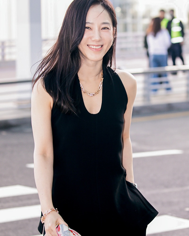 시간을 거스른 아름다움🖤🩵
공항에 등장한 주미언니, 블랙으로 완성한 완벽룩

박주미가 3가지로 우아한 공항패션을 선보였습니다.

그녀는 시크하면서도 고급스러운 공항 패션을 선보이며 50대라는 나이가 무색할 만큼 빛나는 아우라를 드러냈습니다.

1. 올블랙 셋업
이날 박주미 공항패션 핵심은 단연 백리스 디테일이 돋보이는 블랙 상의였습니다. 와이드 팬츠와 매치해 우아한 분위기로 클래스를 입증했습니다.

2. 에르메스 켈리 악어백
가방은 에르메스 켈리 28사이즈 악어백으로, 여기에 오렌지컬러 스카프를 가방 핸들에 매치하여 전체 룩에 생기를 불어넣었습니다.

3. 티파니앤코 이터니티 워치
티파니앤코 이터니티 워치는 1960년대와 70년대 빈티지 티파니 광고에서 영감을 받은 시계로, 시간이 지나도 변치 않는 그녀의 미모와 조화를 이루었습니다. 이미지5