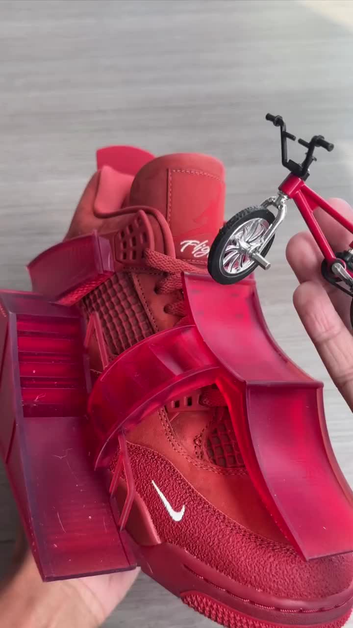 바이크 에어에 자전거 트랙?!🚲🧱
에어조던4 브릭바이브릭 위에 자전거.

나이젤 실베스터는 미국 뉴욕 출신의 프로 BMX 라이더이자, 스트릿 패션과 컬처를 연결한 아이콘입니다.

그는 스폰서 계약 없이도 자기만의 스타일과 브랜딩으로 BMX 세계에서 독자적인 입지를 구축했으며, 스포츠보다 문화적인 영향력으로 더욱 주목받는 인물입니다.

 ‘Bike Air’는 그가 직접 밟아온 길의 상징으로 볼 수 있습니다. 이미지