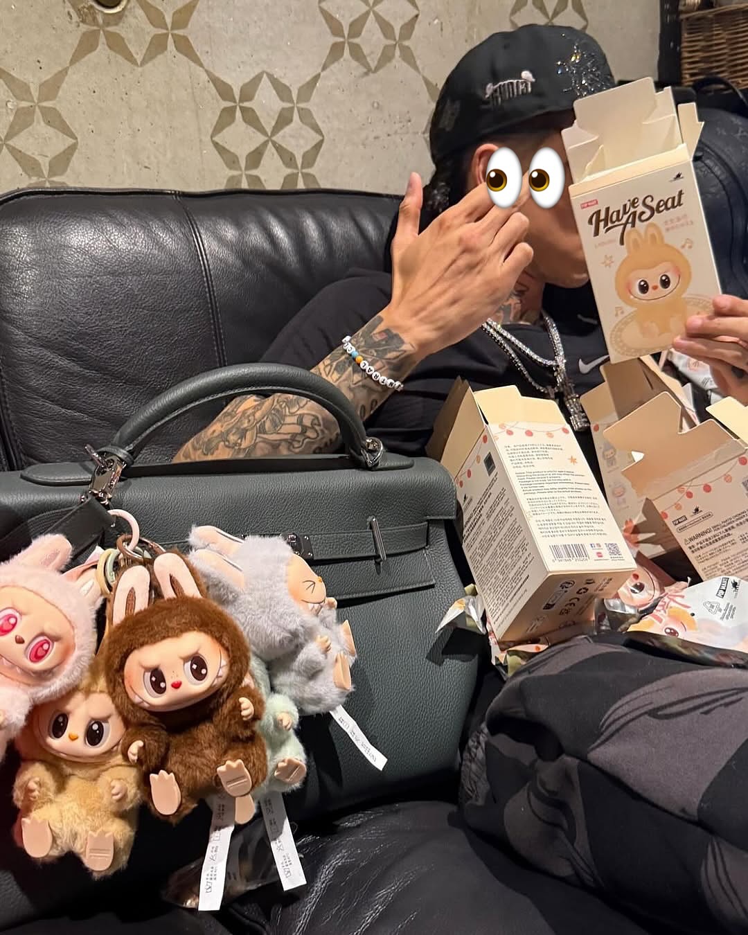 지금 가장 ‘힙’한 인형🐰🩶라부부
블라인드 박스로만 판매되어 궁금증을 자아내는🔐로제 그 아이템

요즘 MZ가 열광하는 귀여운 키링, 라부부 마카롱입니다.

‘라부부 마카롱’은 작은 인형에 파스텔 옷을 입힌 키링입니다. 박스를 열기 전까진 어떤 디자인인지 몰라 뽑는 재미가 있고, 말랑한 감성과 귀여운 얼굴이 소장욕을 자극합니다.

로제는 회색 라부부를 들고 찍은 사진을 올렸고, 마돈나는 두 개를 목에 걸고 등장해 화제가 됐습니다. 힐러리 더프나 국내 셀럽들도 가방에 매달며 감각적인 스타일링을 보여주고 있습니다.

가방에 하나만 달아도 확 달라 보이고, 귀여움에 힐링도 되는 이 인형은 요즘 ‘애착템’으로 인기입니다. 단순한 장난감이 아닌, 지금 가장 주목받는 스타일 아이템이 바로 라부부 마카롱입니다. 이미지6