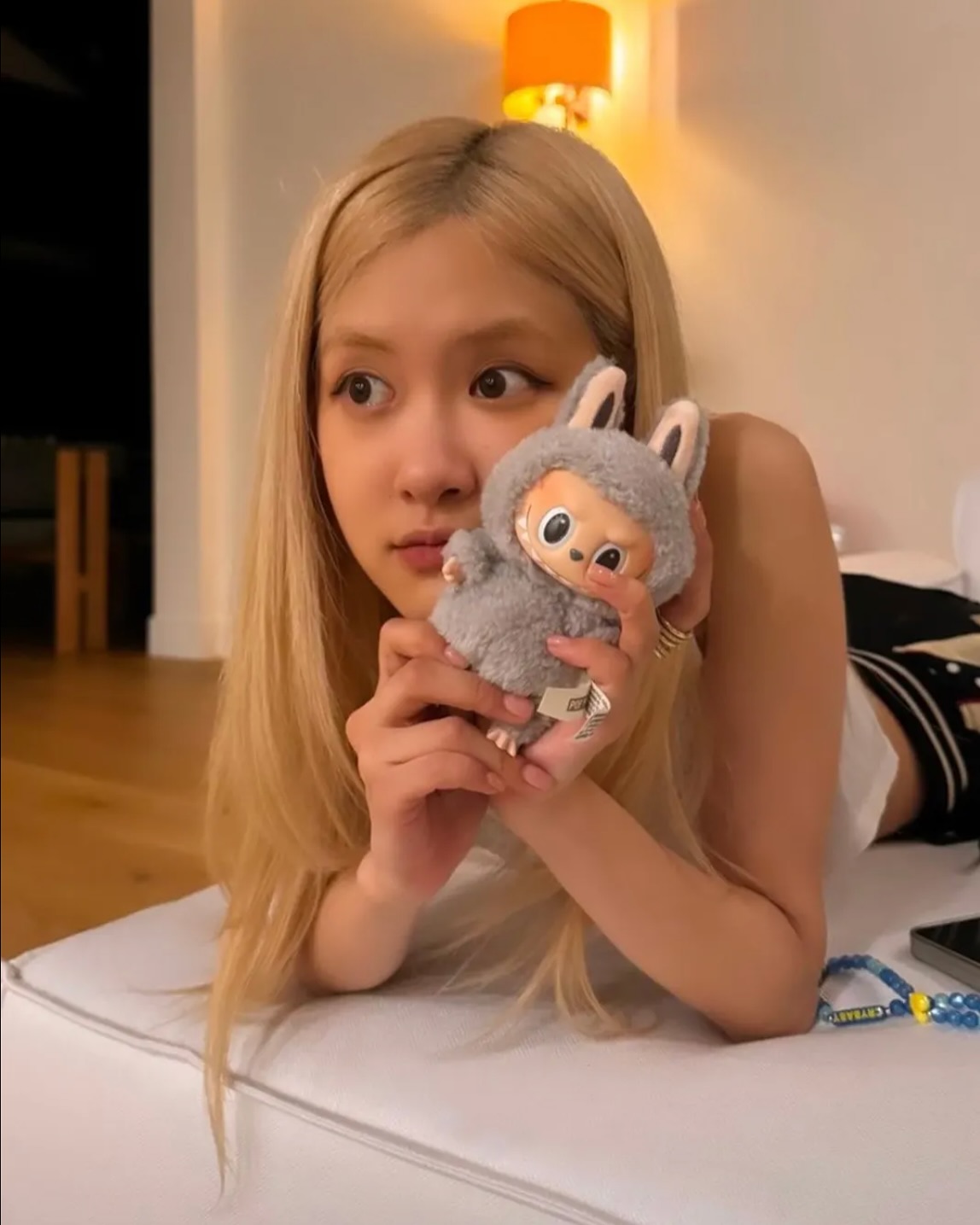 지금 가장 ‘힙’한 인형🐰🩶라부부
블라인드 박스로만 판매되어 궁금증을 자아내는🔐로제 그 아이템

요즘 MZ가 열광하는 귀여운 키링, 라부부 마카롱입니다.

‘라부부 마카롱’은 작은 인형에 파스텔 옷을 입힌 키링입니다. 박스를 열기 전까진 어떤 디자인인지 몰라 뽑는 재미가 있고, 말랑한 감성과 귀여운 얼굴이 소장욕을 자극합니다.

로제는 회색 라부부를 들고 찍은 사진을 올렸고, 마돈나는 두 개를 목에 걸고 등장해 화제가 됐습니다. 힐러리 더프나 국내 셀럽들도 가방에 매달며 감각적인 스타일링을 보여주고 있습니다.

가방에 하나만 달아도 확 달라 보이고, 귀여움에 힐링도 되는 이 인형은 요즘 ‘애착템’으로 인기입니다. 단순한 장난감이 아닌, 지금 가장 주목받는 스타일 아이템이 바로 라부부 마카롱입니다. 이미지