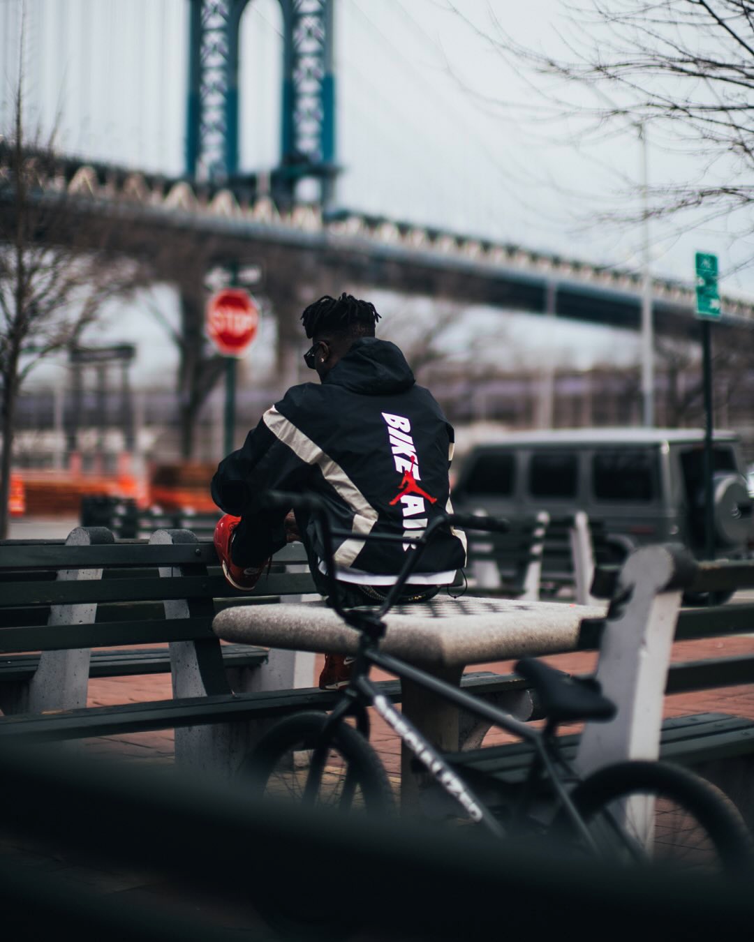 바이크 에어에 자전거 트랙?!🚲🧱
에어조던4 브릭바이브릭 위에 자전거.

나이젤 실베스터는 미국 뉴욕 출신의 프로 BMX 라이더이자, 스트릿 패션과 컬처를 연결한 아이콘입니다.

그는 스폰서 계약 없이도 자기만의 스타일과 브랜딩으로 BMX 세계에서 독자적인 입지를 구축했으며, 스포츠보다 문화적인 영향력으로 더욱 주목받는 인물입니다.

 ‘Bike Air’는 그가 직접 밟아온 길의 상징으로 볼 수 있습니다. 이미지4