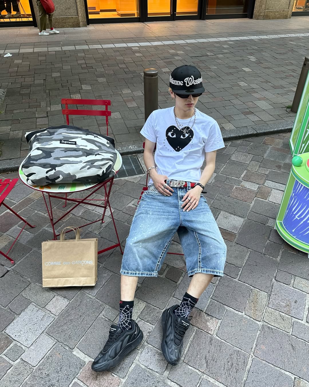 꾸준히 입게되는 꼼데 티👀 이미지