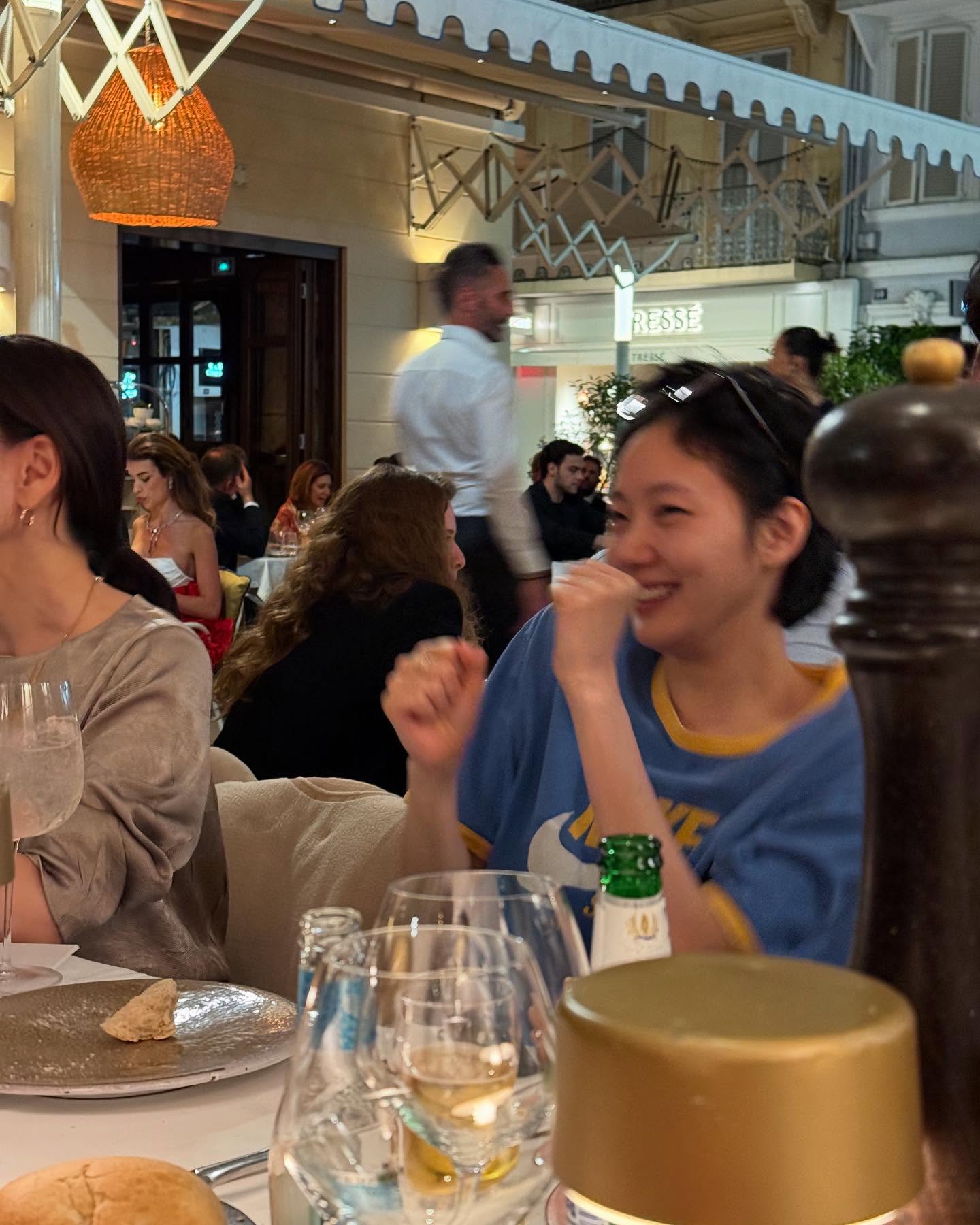 칸 거리 속 김고은 사복템은?!🇫🇷🖤
칸 도착부터 일상까지 고급진 분위기🥢🎬일상 아이템 4가지

1. 샤넬 25 백
샤넬 25 스몰 백은 조용한 우아함으로 룩을 완성합니다. 골드 메탈 디테일과 카프스킨 텍스처가 클래한 그레이 가디건과 만나, 과하지 않고 자연스러우면서 편안한 공항룩을 선보입니다. 

2. 에어맥스 Dn8 울프 그레이
워싱 데님과 그레이 후디 그리고 가죽 자켓에 메탈릭 실버 스니커즈를 코디했습니다. 칸을 돌아다니며 에어맥스로 편안함과 스타일을 활용했습니다. 

3. 샤넬 호보 핸드백 메탈릭 카프스킨, 실버메탈
샤넬의 메탈릭 카프스킨 호보백이 칸 거리의 햇살 아래 묵직한 존재감을 드러냅니다. 핑크 티셔츠와 핑크 칸 에코백 사이, 실버 체인과 텍스처가 룩의 밀도를 끌어올립니다.

4. 나이키 링거 티셔츠
발코니의 자연광 아래, 블루 링거 티셔츠는 편안하면서도 빈티지한 무드를 연출합니다. 머스타드 컬러 라인이 룩에 리듬을 더합니다. 이미지