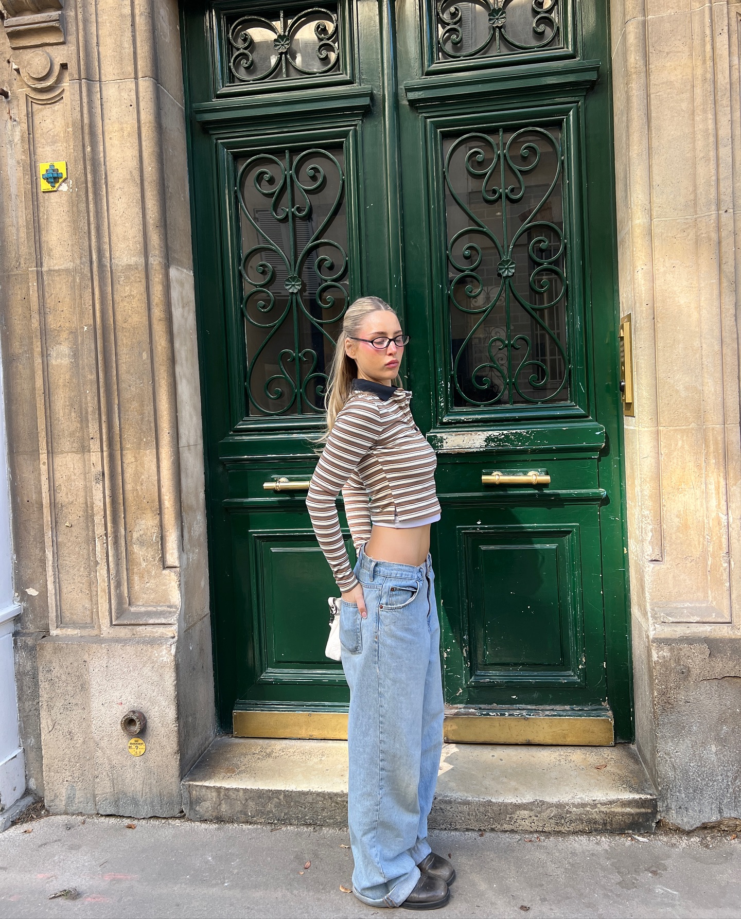 새롭게 등장한 책벌레 룩❓
요즘 패션 트렌드에서 자주 눈에 띄는 스타일, 바로 '라이브러리언 코어'입니다. 올드머니 룩과 프레피 룩이 결합된 이 스타일은 클래식한 무드를 기반으로 하면서도, 다양한 패턴과 디테일로 개성을 표현하는 것이 특징인데요.
빈티지 아이템, 톤온톤 스타일링, 스트라이프나 도트 패턴, 그리고 단정하면서도 우아한 미디스커트를 활용하면 라이브러리언 무드를 한층 더 완성도 있게 연출할 수 있어요. 여기에 책이나 안경처럼 지적인 분위기를 더해주는 소품을 매치하면 스타일에 감성을 더할 수 있답니다.
올여름엔 라이브러리언 스타일로, 클래식한 무드에 감성을 더해보세요.📚 이미지5